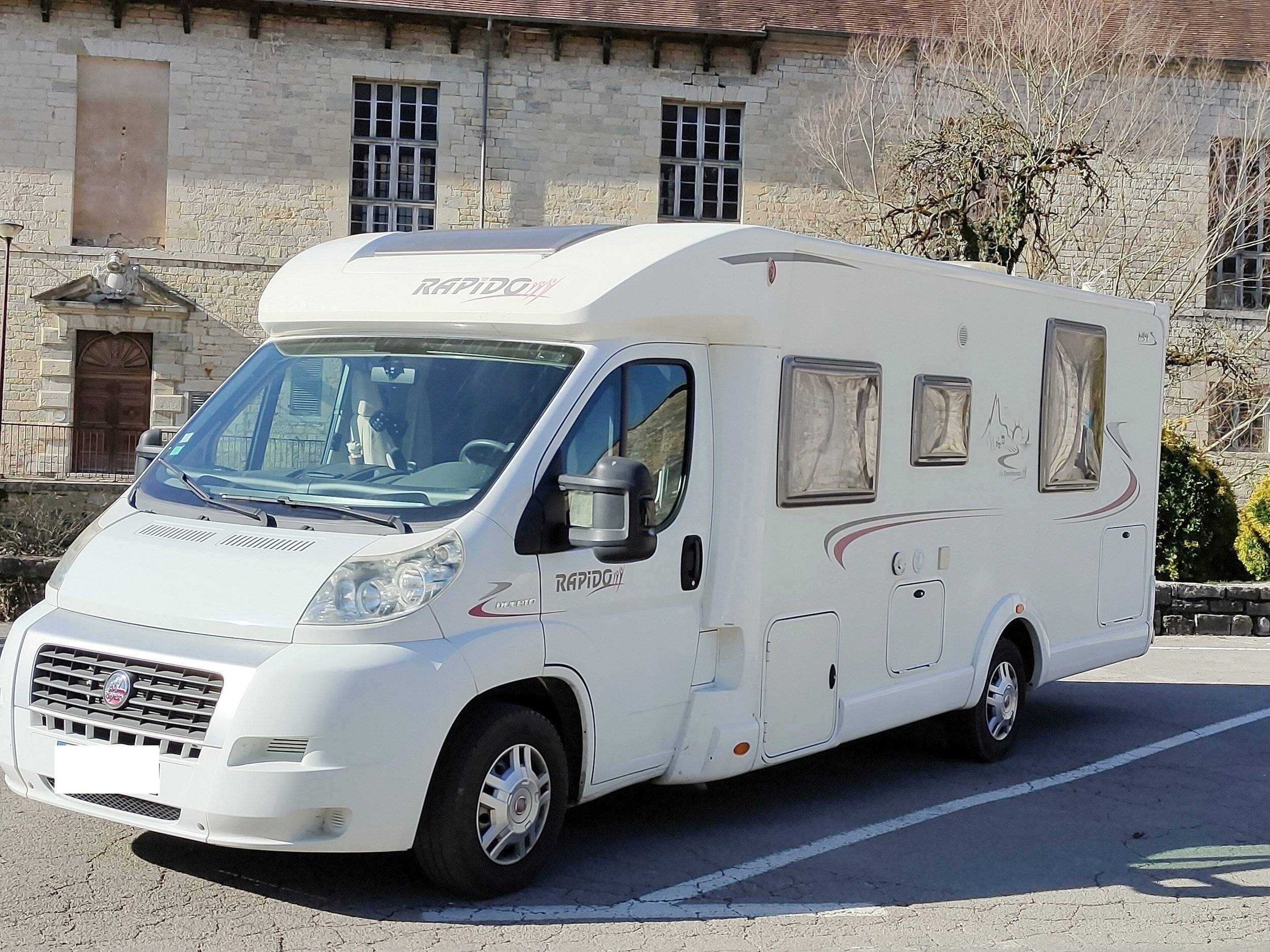 Front view from 3/4 Fiat 2,3 l 130 ch - Yescapa