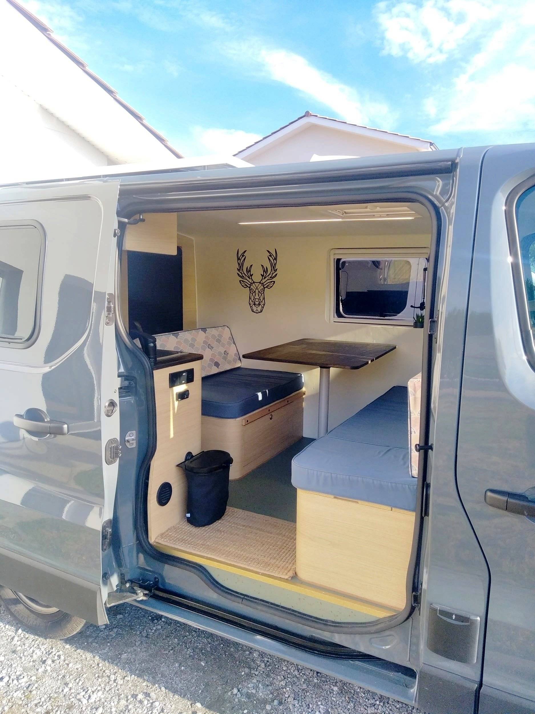 Vista frontale a ¾ Renault Renault trafic - Yescapa