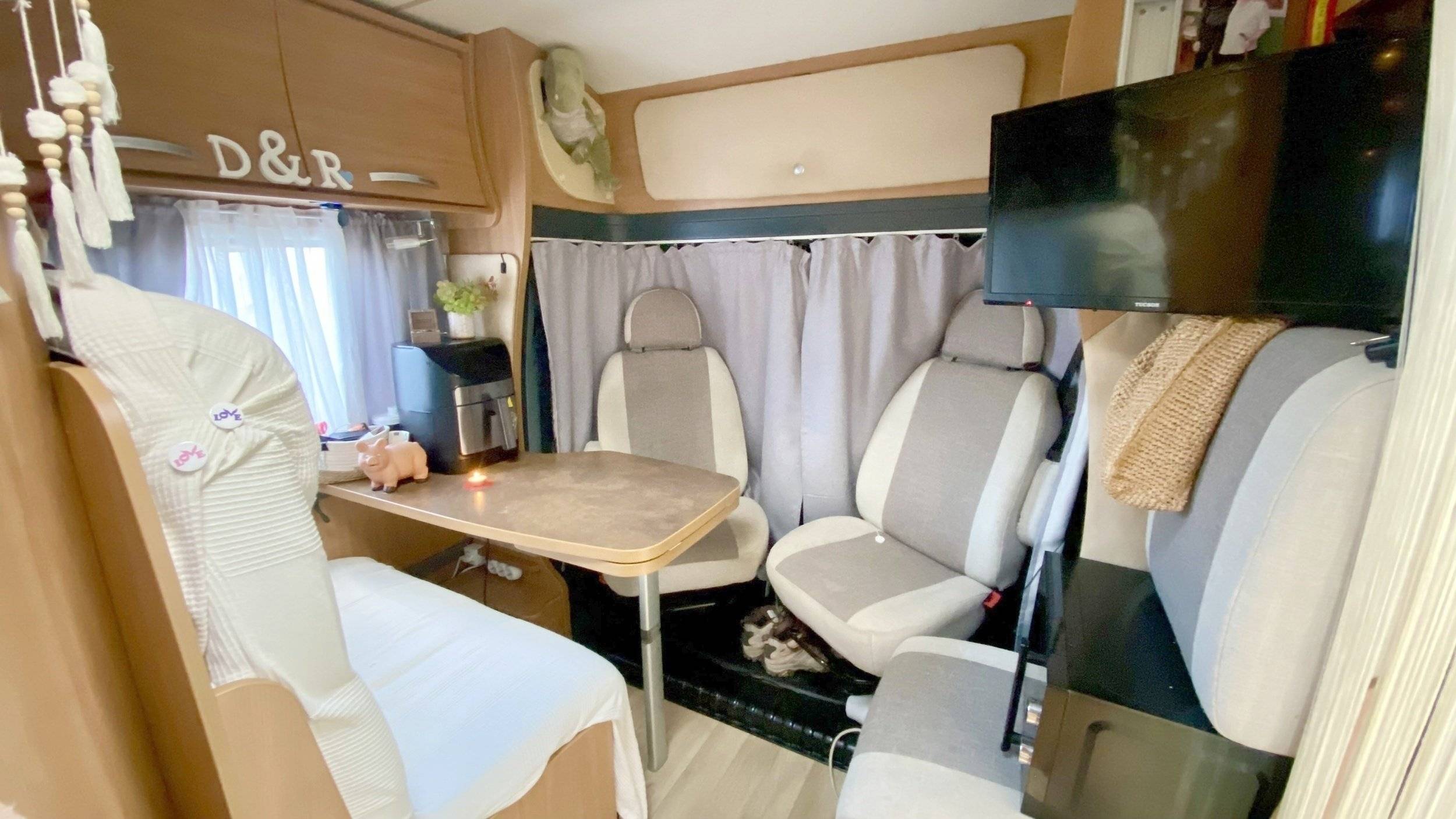 Eethoek Ford Transit 2,2 l 140 ch - Yescapa