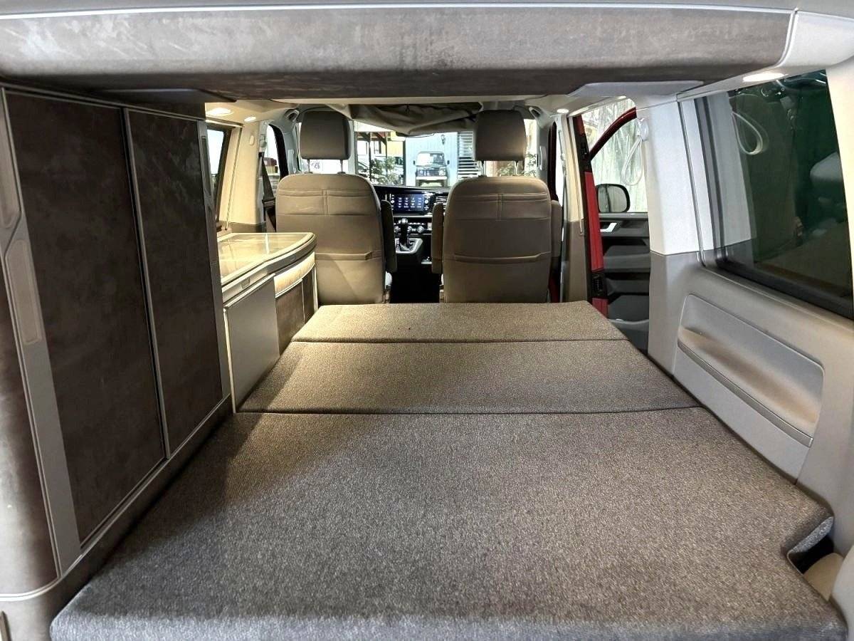 Dining Area Volkswagen California - Yescapa