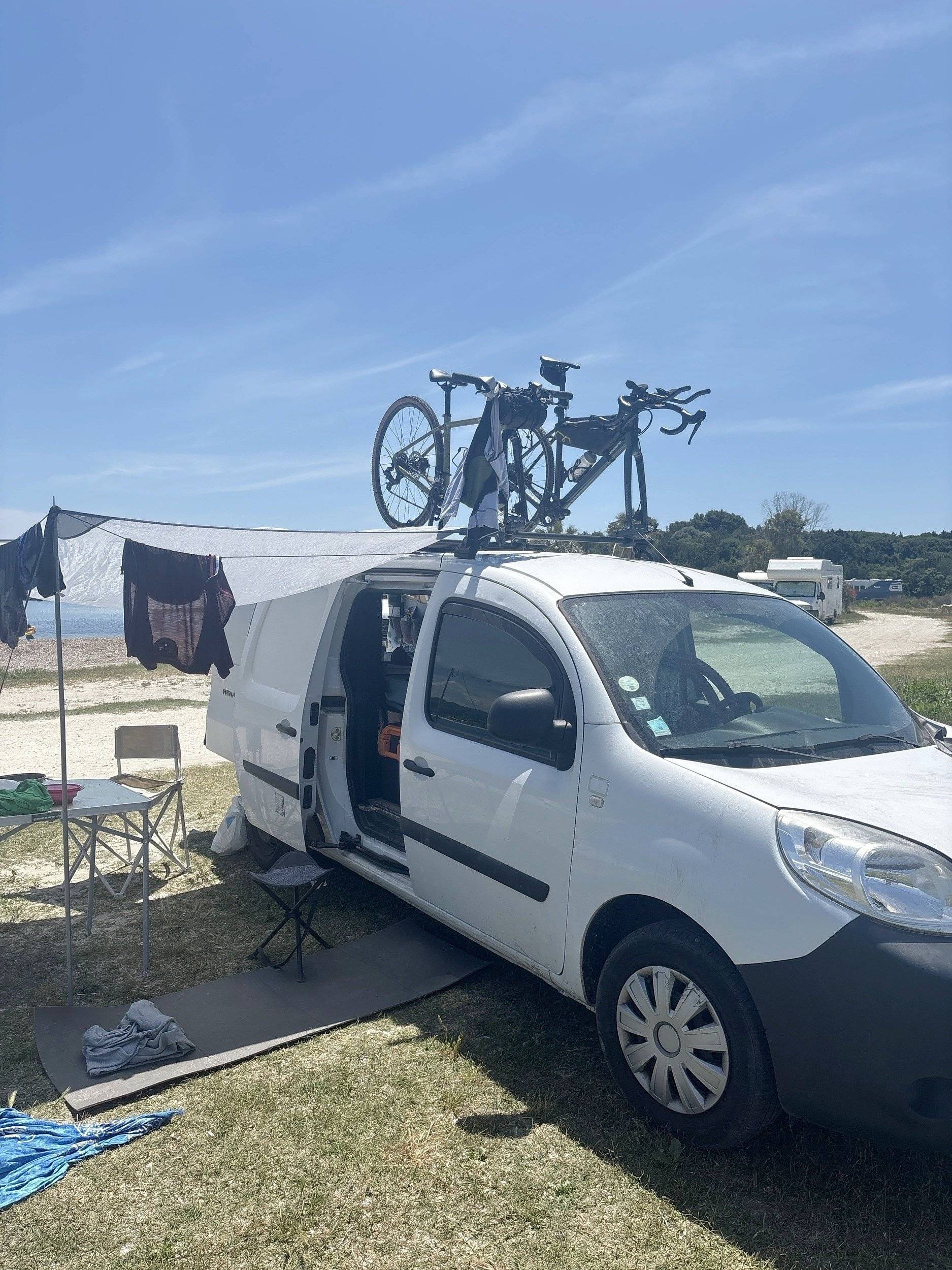 Front view from 3/4 Renault Kangoo 1,5 l DCI 105 ch - Yescapa