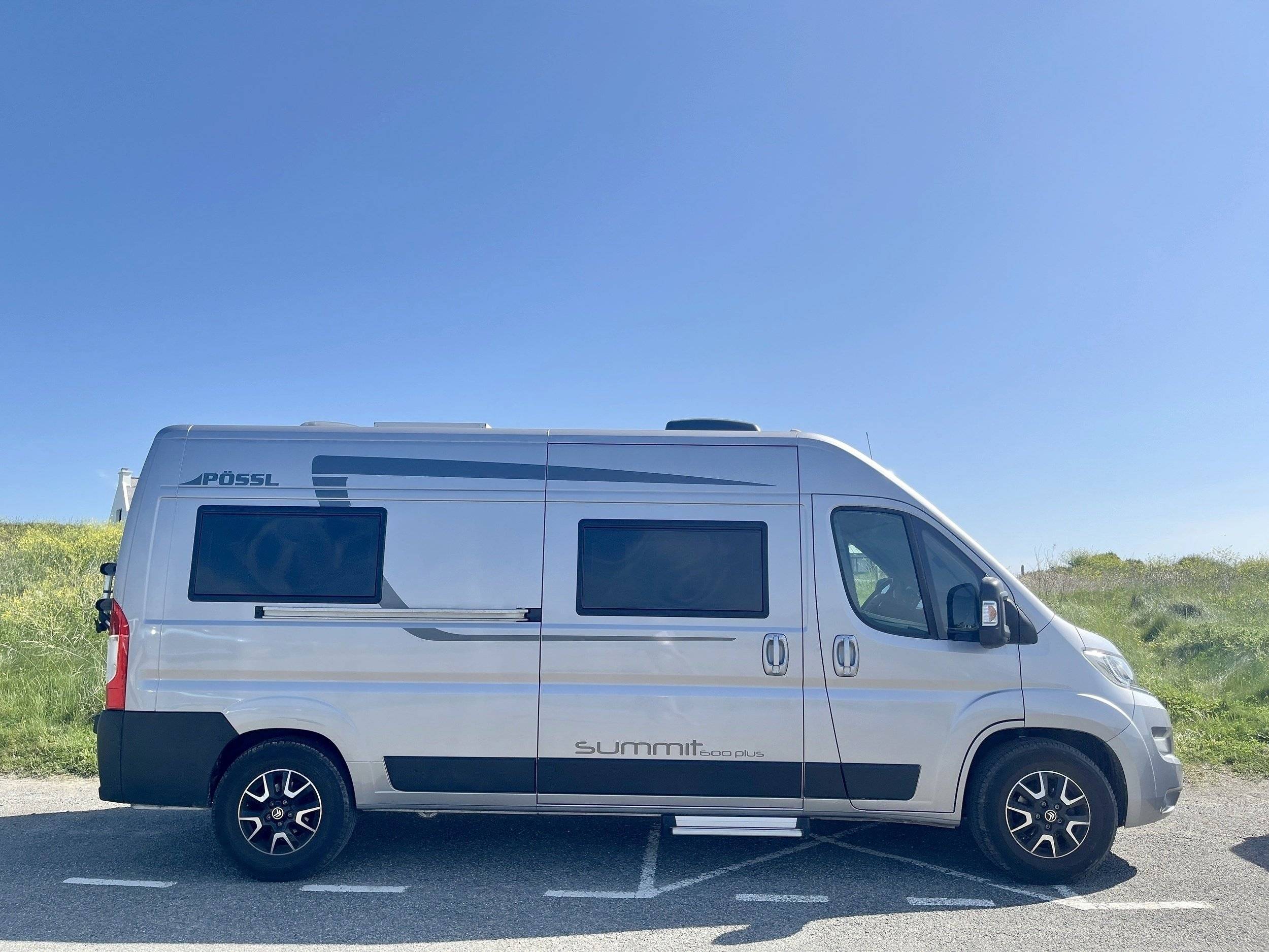 Vista del vehicle angle davanter Citroën Jumper 2,2 l 140 ch - Yescapa