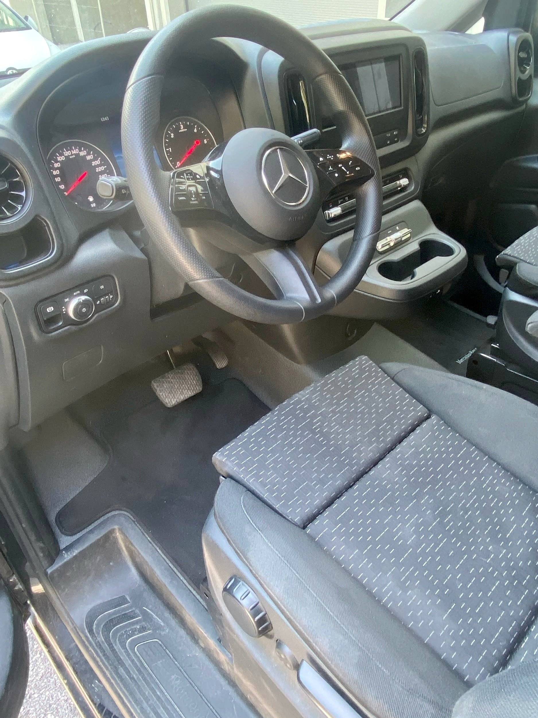 Driver's compartment Mercedes Vito 116CDI 4x4 - Yescapa