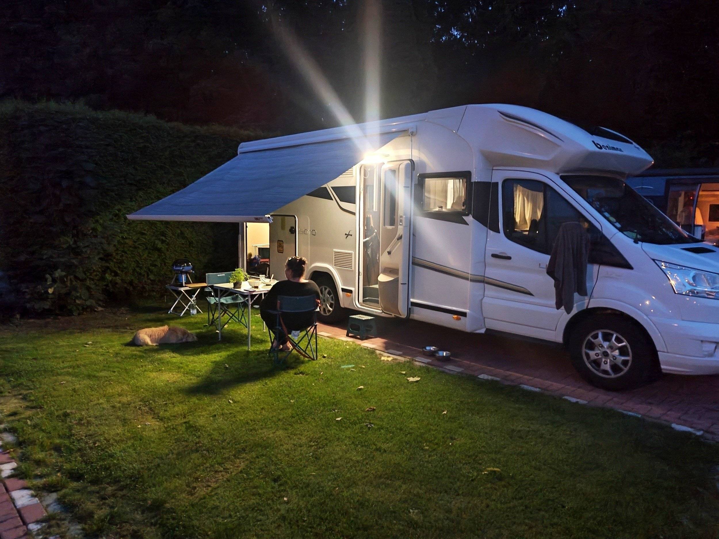 Vista frontale a ¾ Ford 170cv automatique - Yescapa