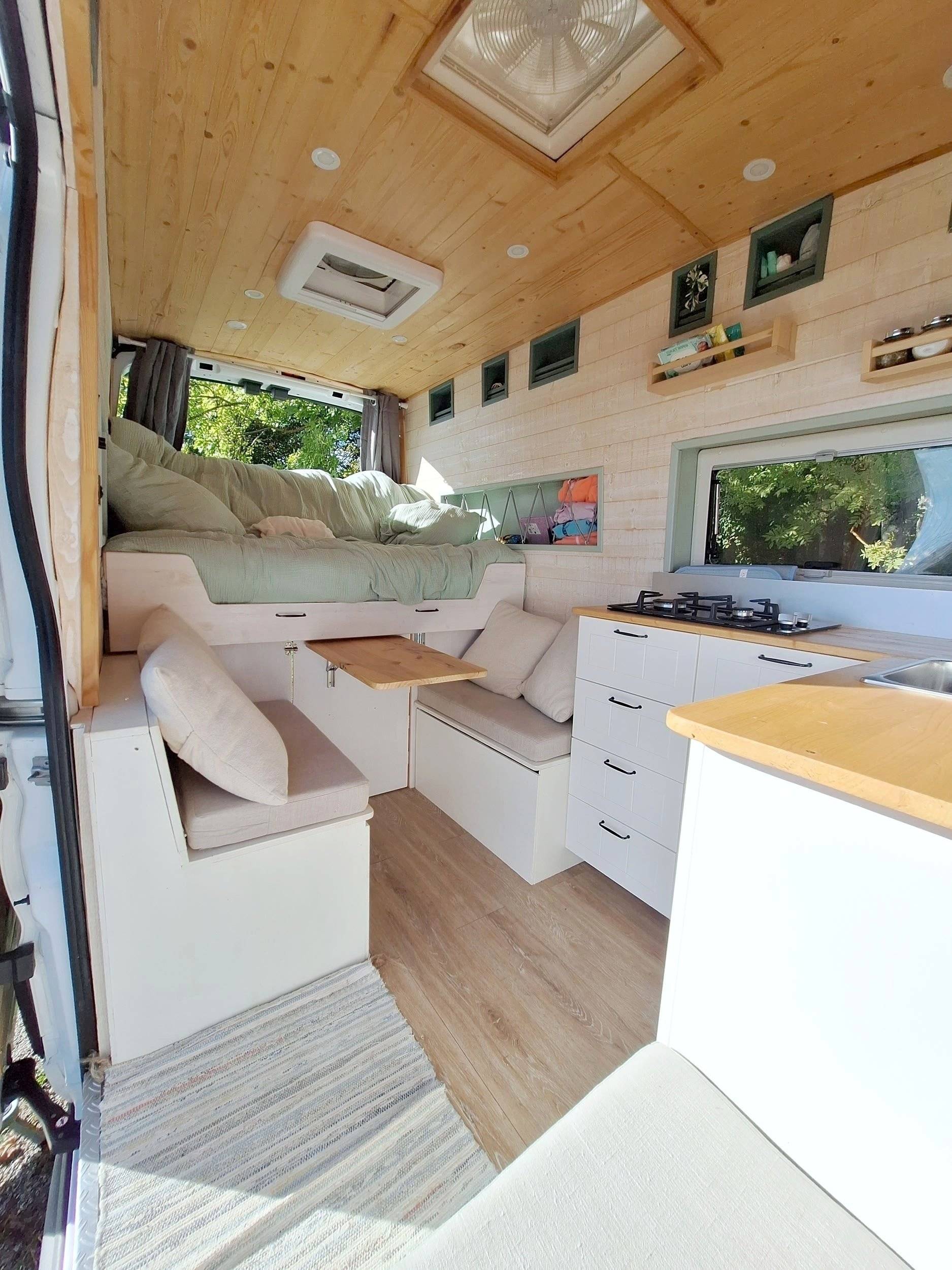 Dinette Ford Transit 2,2 l 140 ch - Yescapa