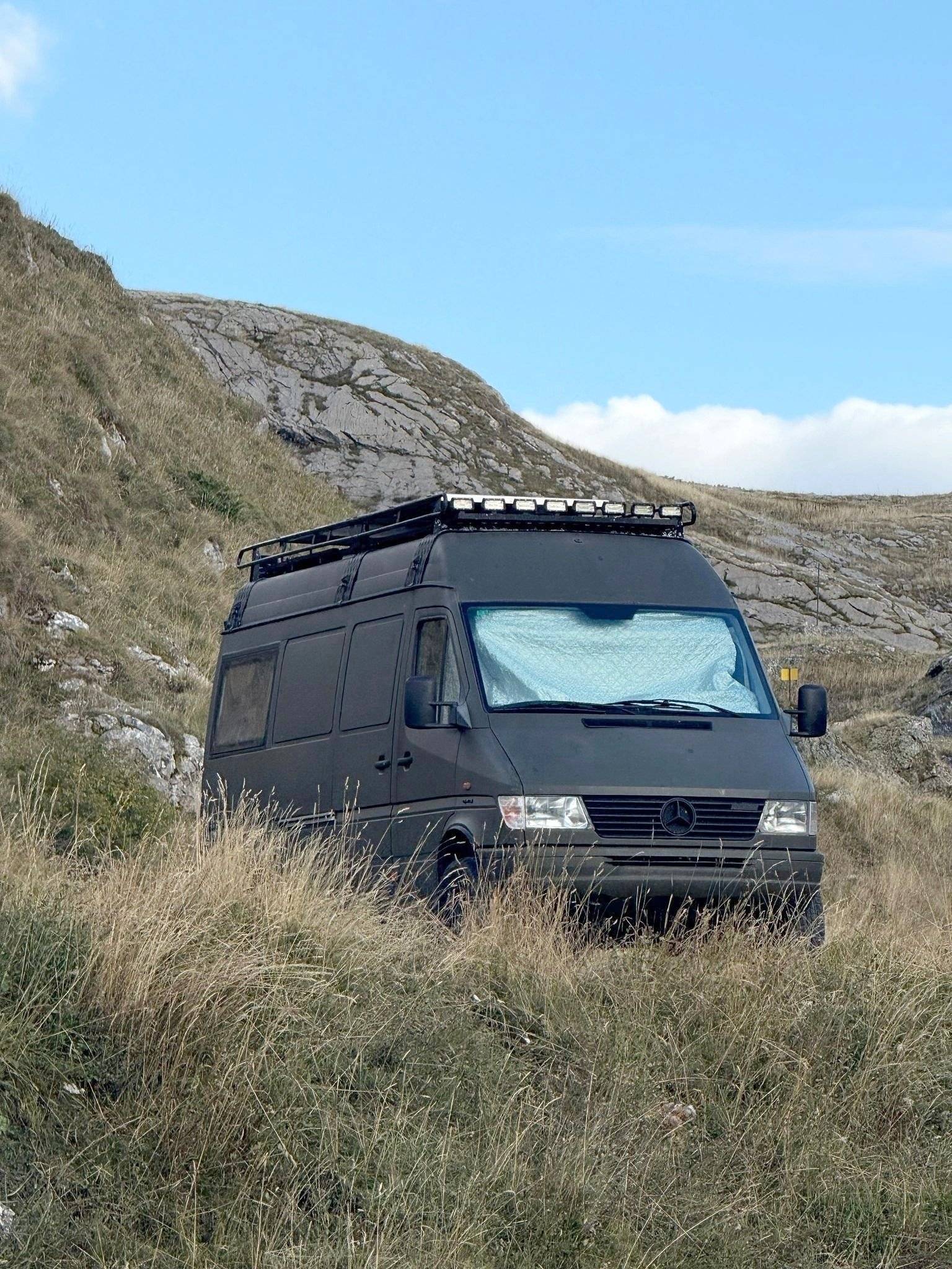Front view from 3/4 Mercedes Mercedes sprinter 312 - Yescapa