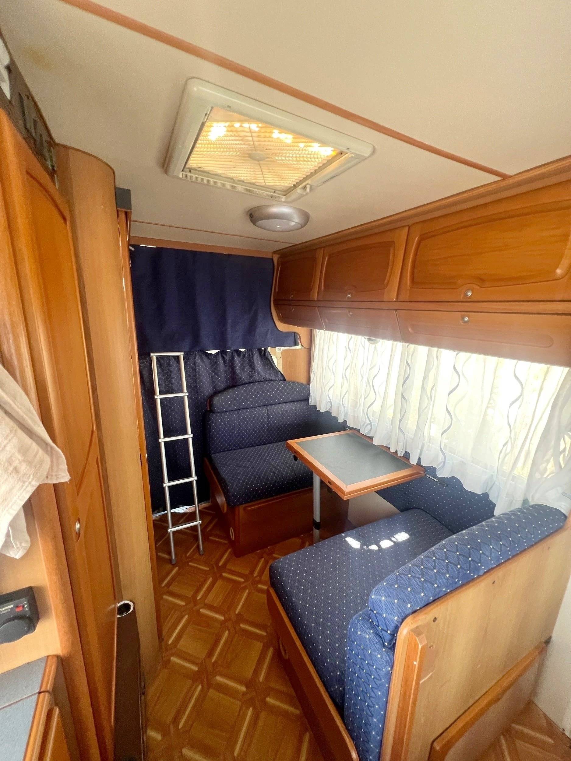 Área de jantar Ford Transit 2,5 - Yescapa