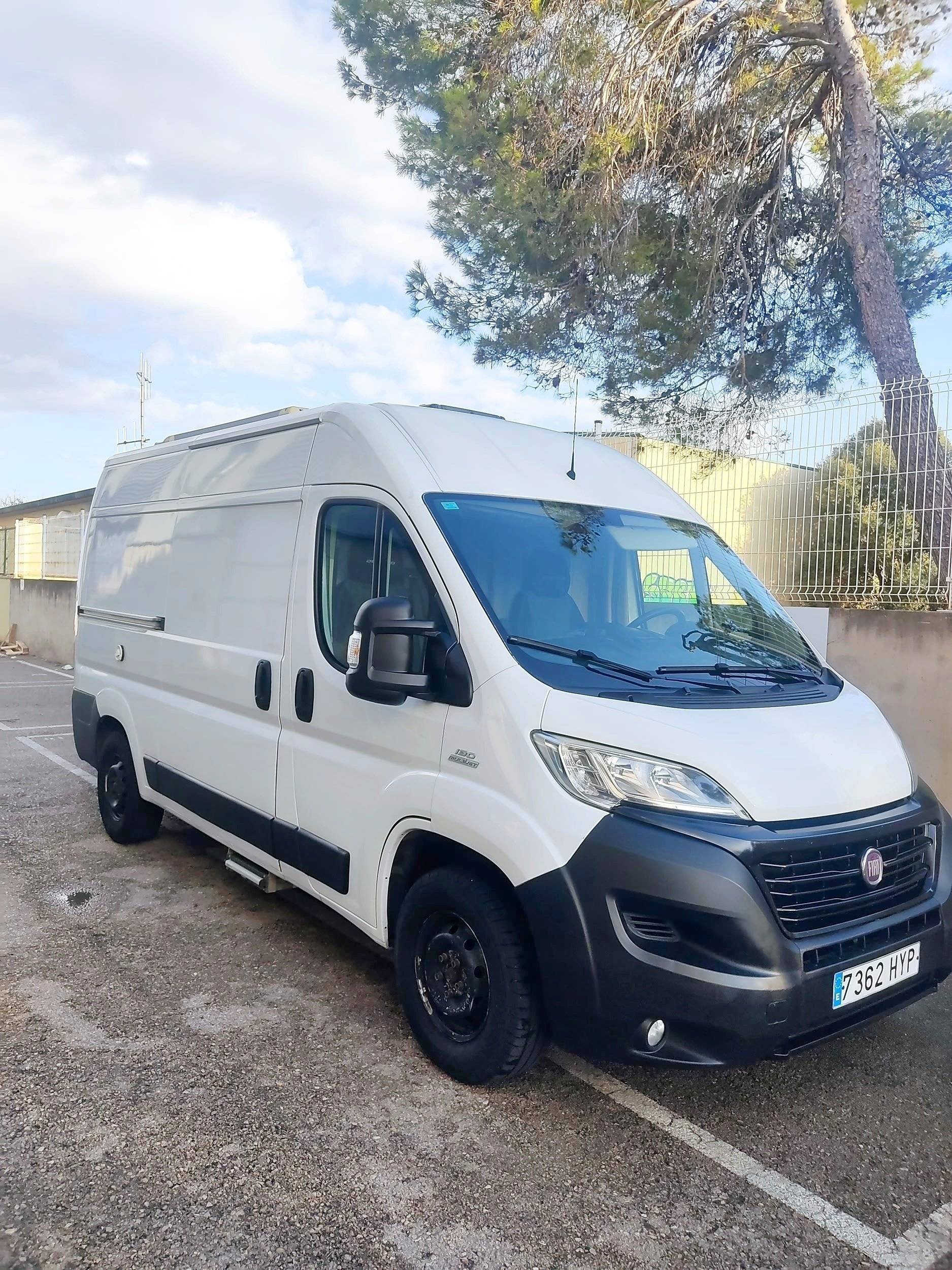 schräge Vorderansicht Fiat Ducato 2,3 l 130 ch - Yescapa