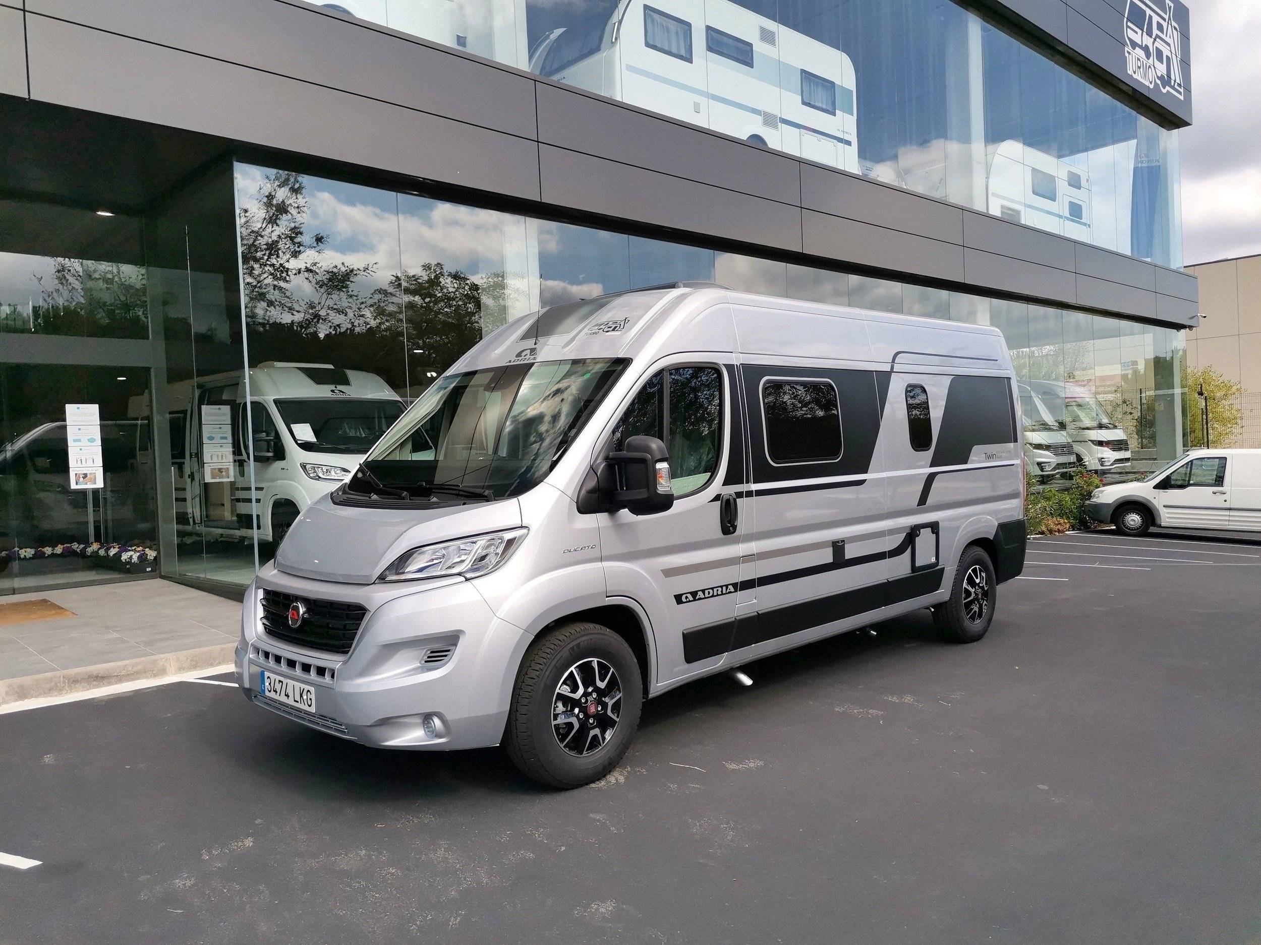 schräge Vorderansicht Fiat - Yescapa