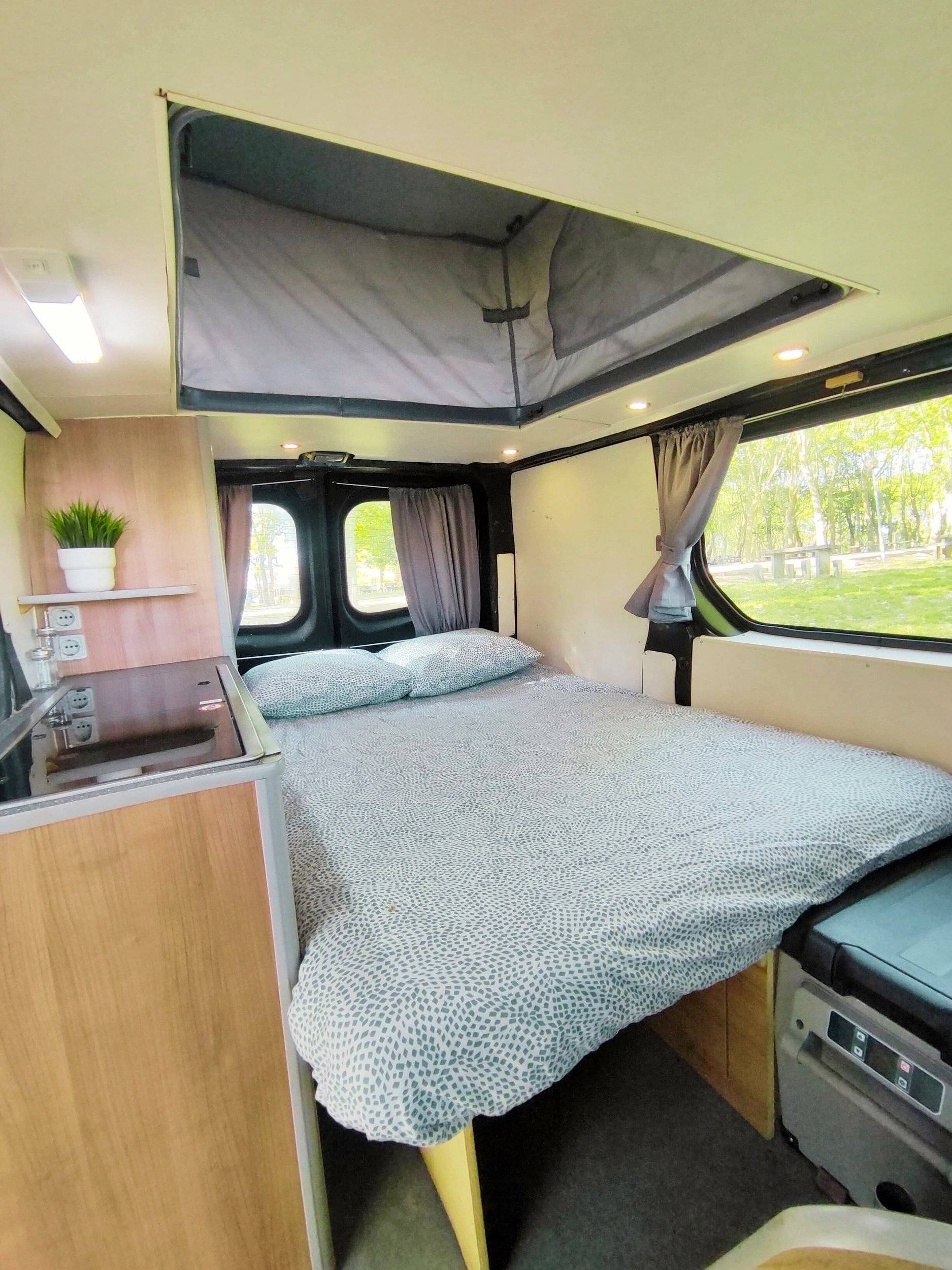 Berth Nissan Primastar - Yescapa