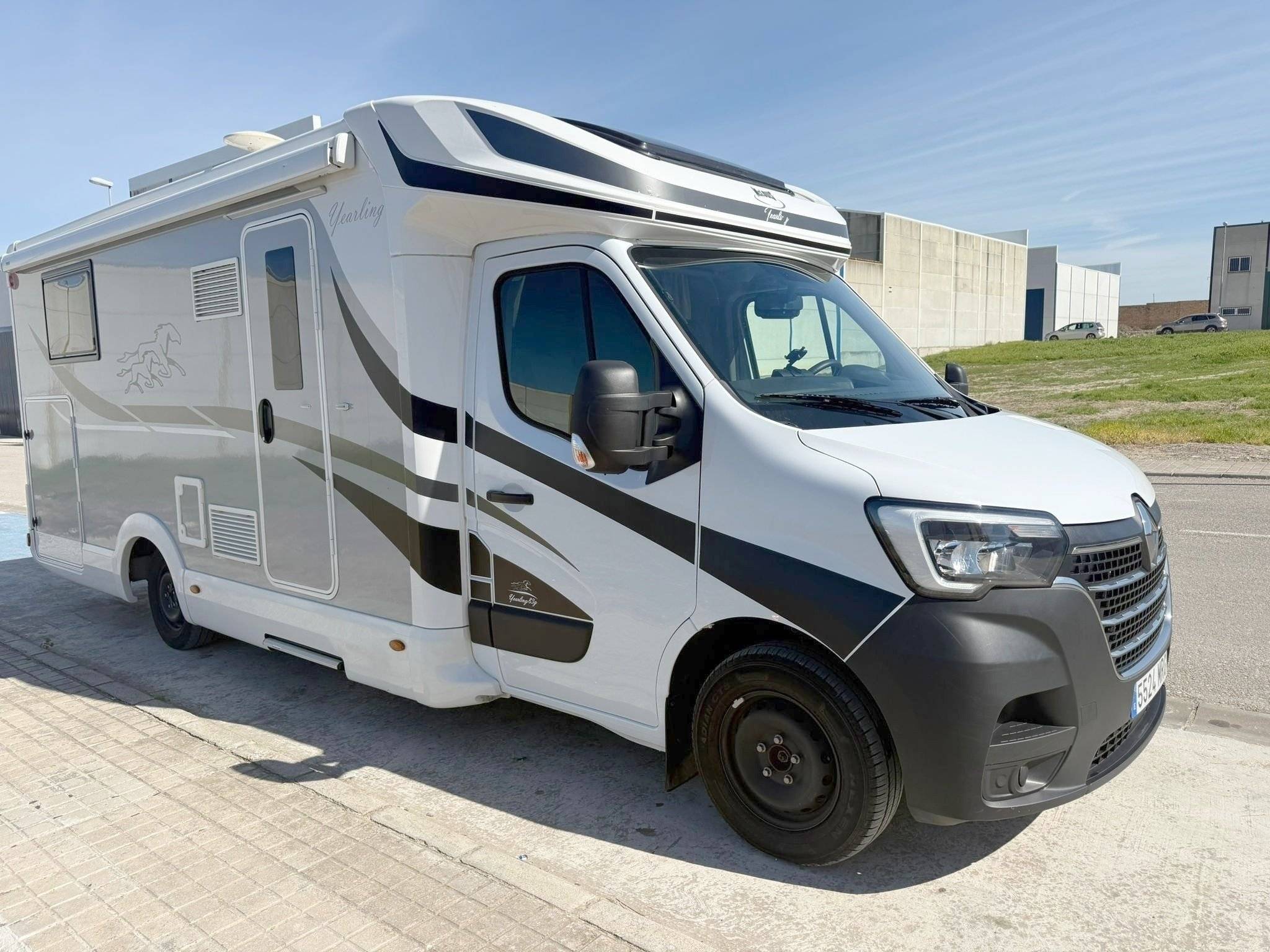 Vista de 3/4 Renault Master 2,3 l 165 ch - Yescapa