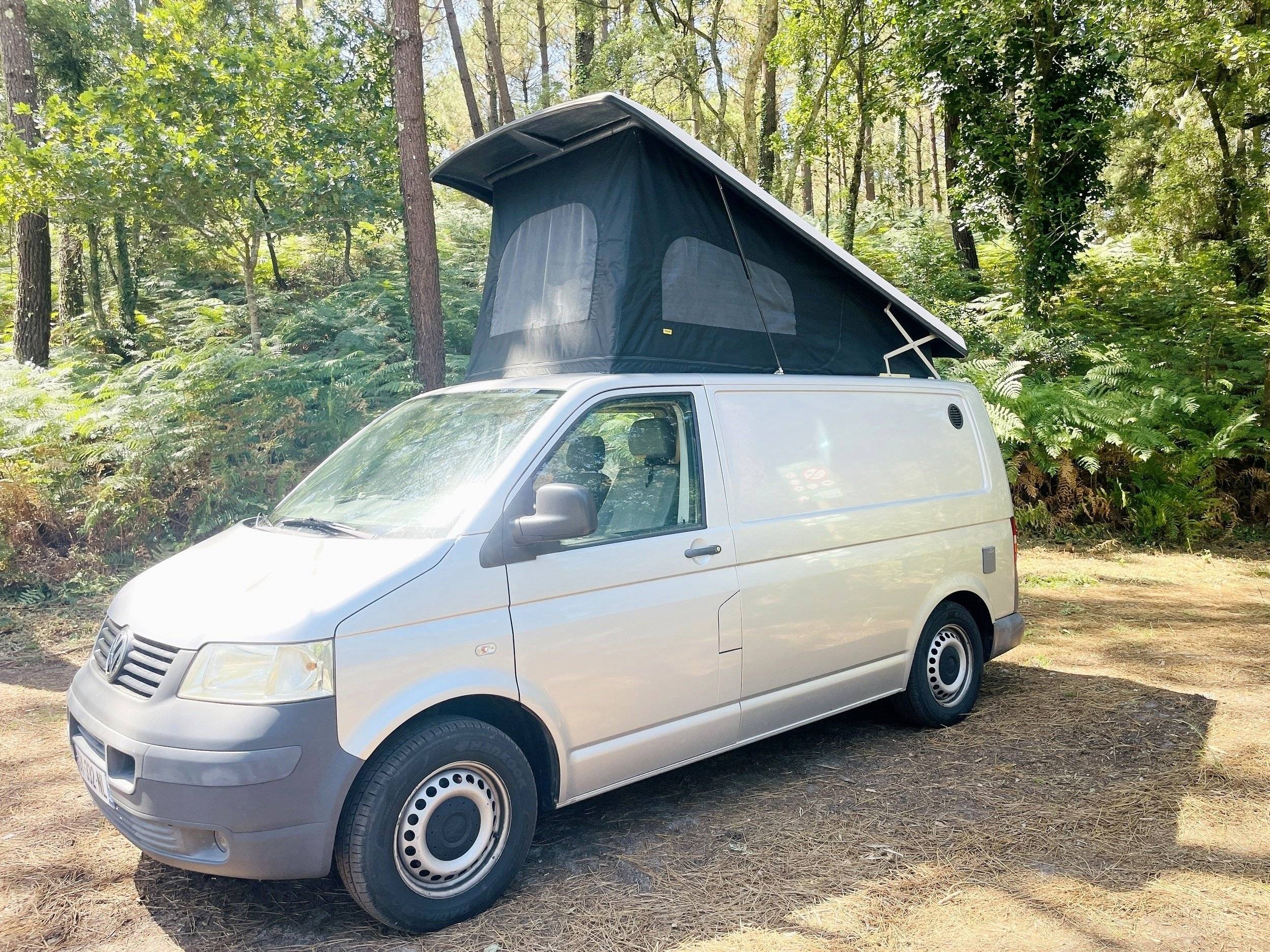 Vista del vehicle angle davanter Volkswagen Volkswagen Transporter 5 - Yescapa