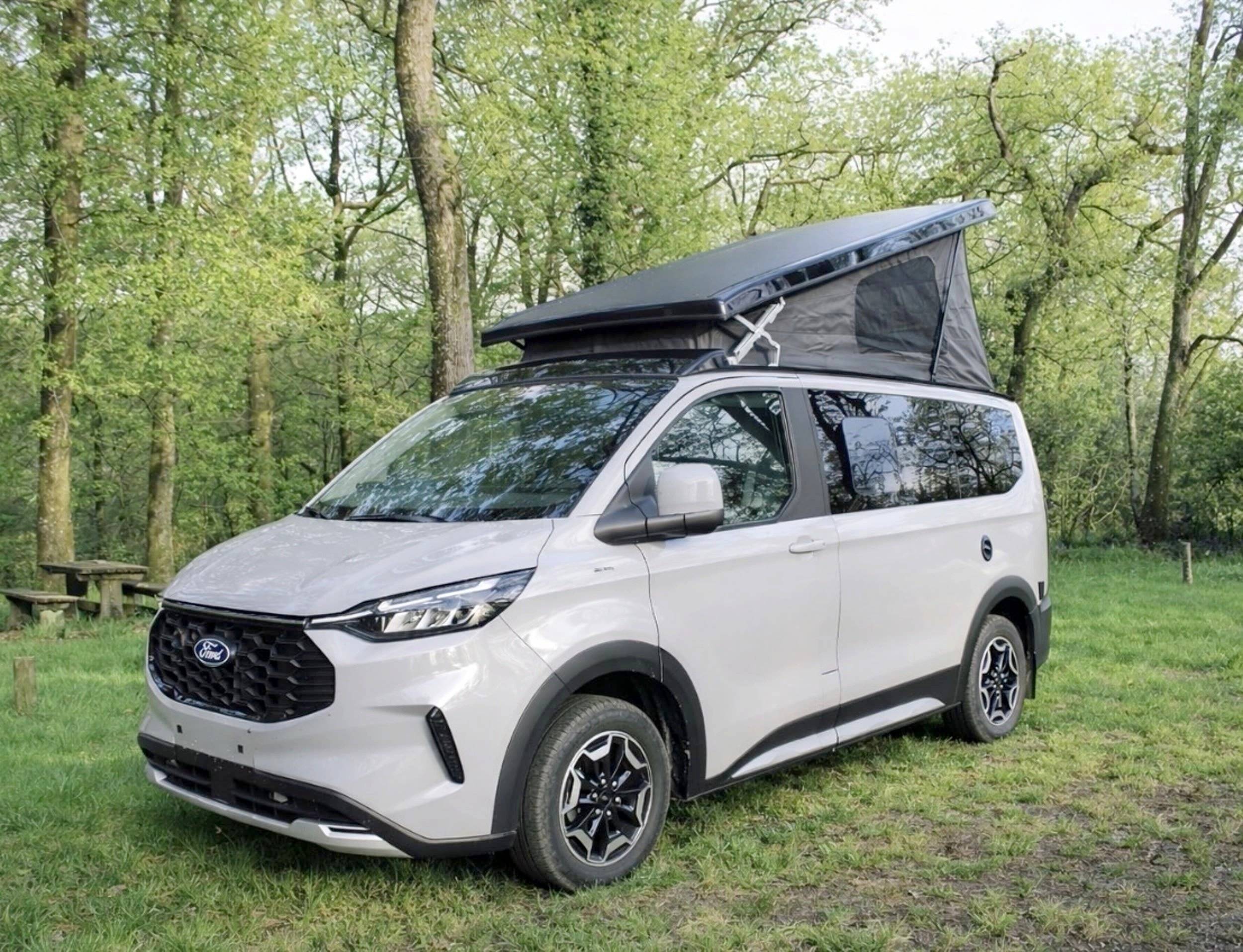 schräge Vorderansicht Ford Ford Transit Custom Nugget L1H1 170 CV automatique - Yescapa