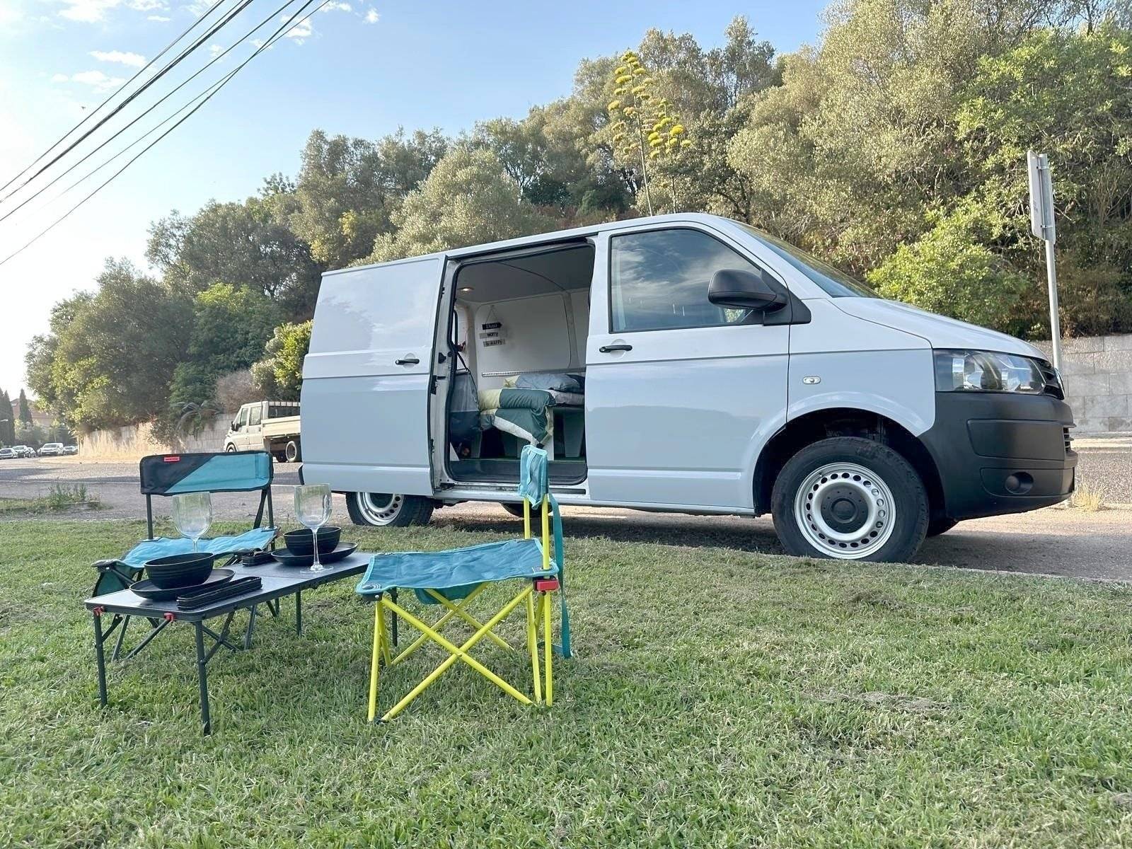 Vista de 3/4 Volkswagen T5 2 l 102 ch - Yescapa