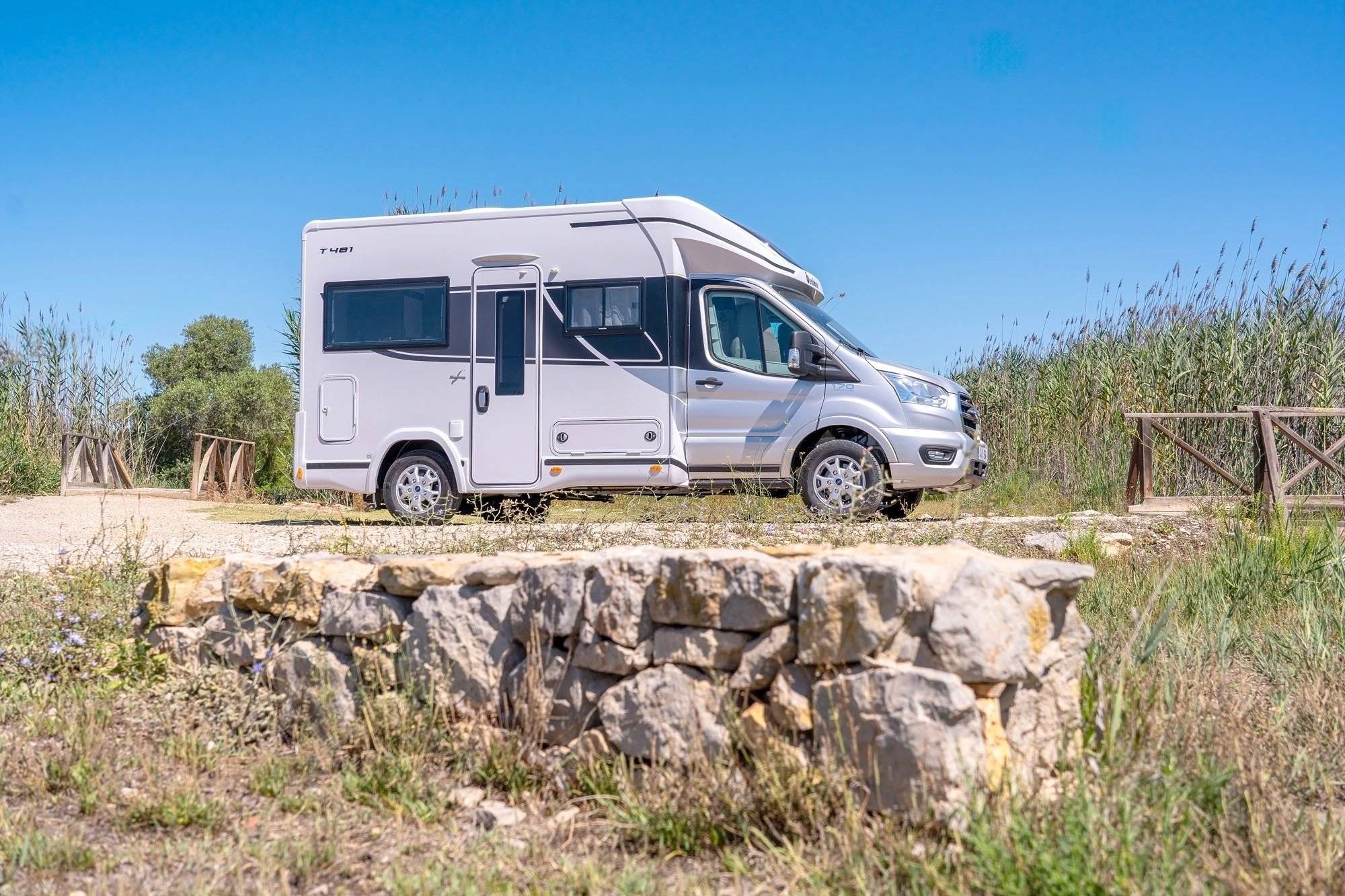 Vista frontale a ¾ Ford Transit 2,0 l 170 ch - Yescapa