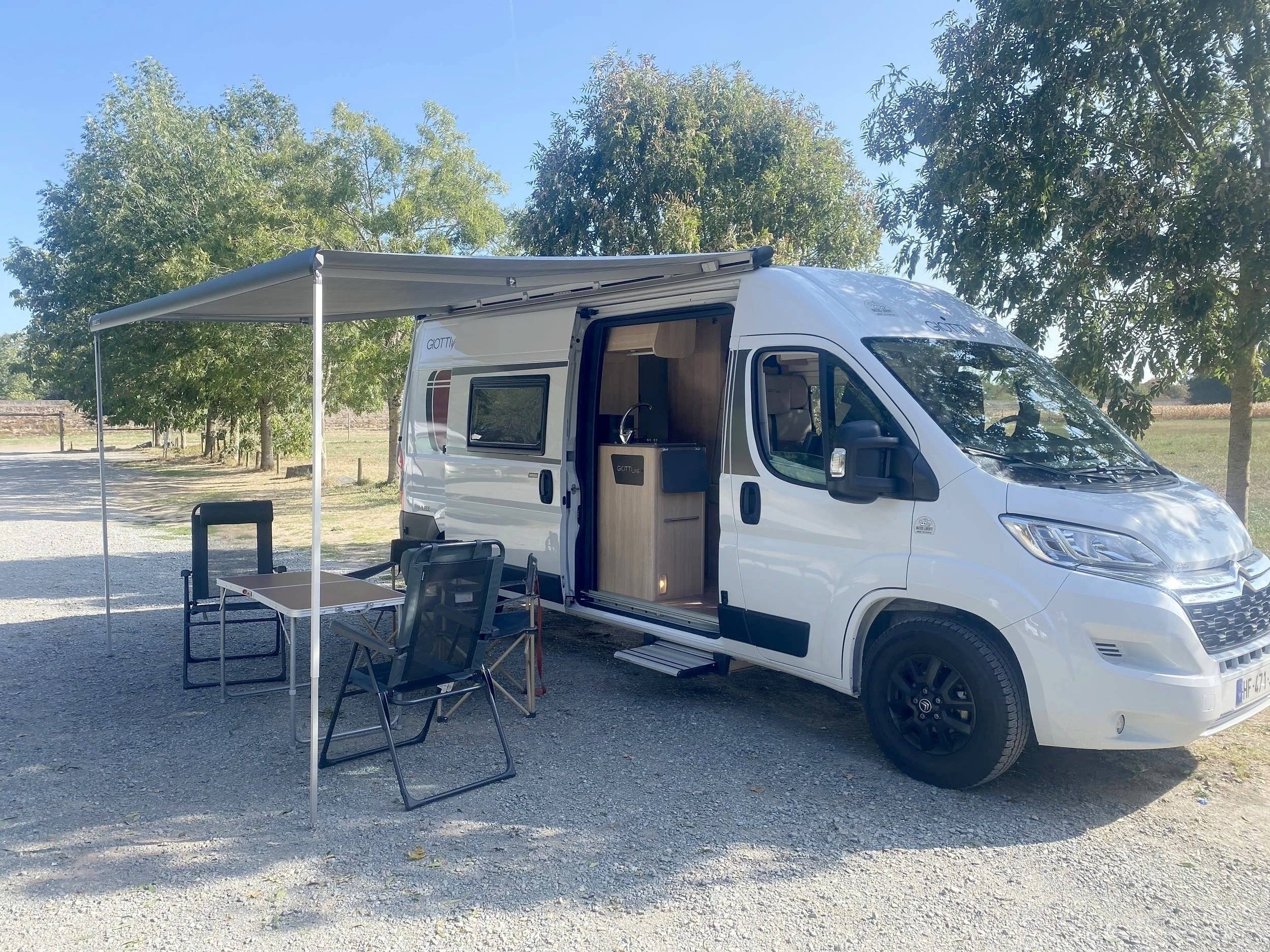 Vue avant de 3/4 Citroën Jumper 2,0 l 110 ch - Yescapa