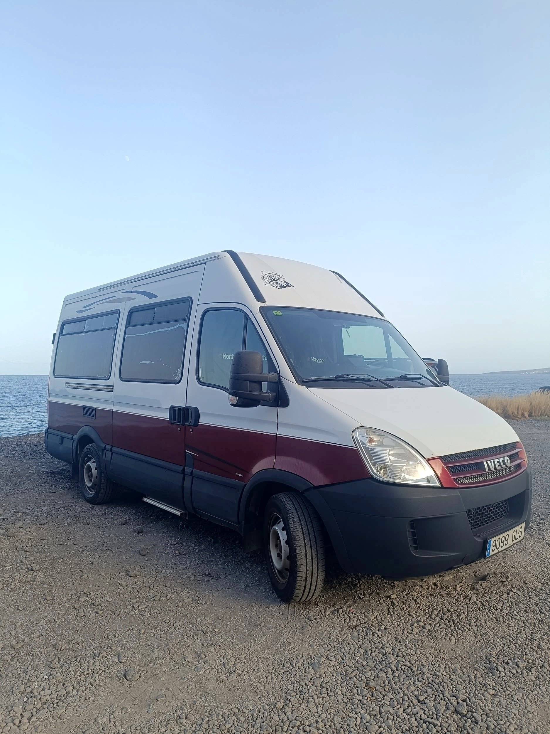 Vista frontale a ¾ Iveco Daily 3,0 l 180 ch - Yescapa