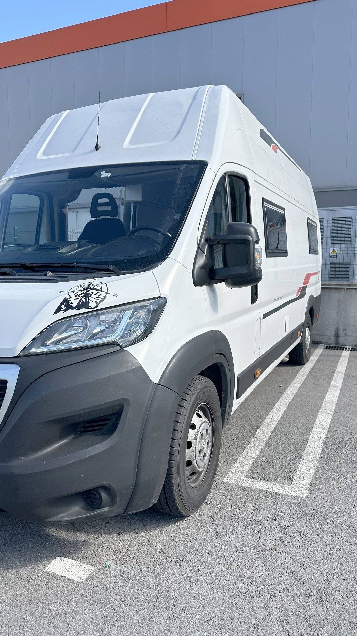 schräge Vorderansicht Peugeot Boxer - Yescapa