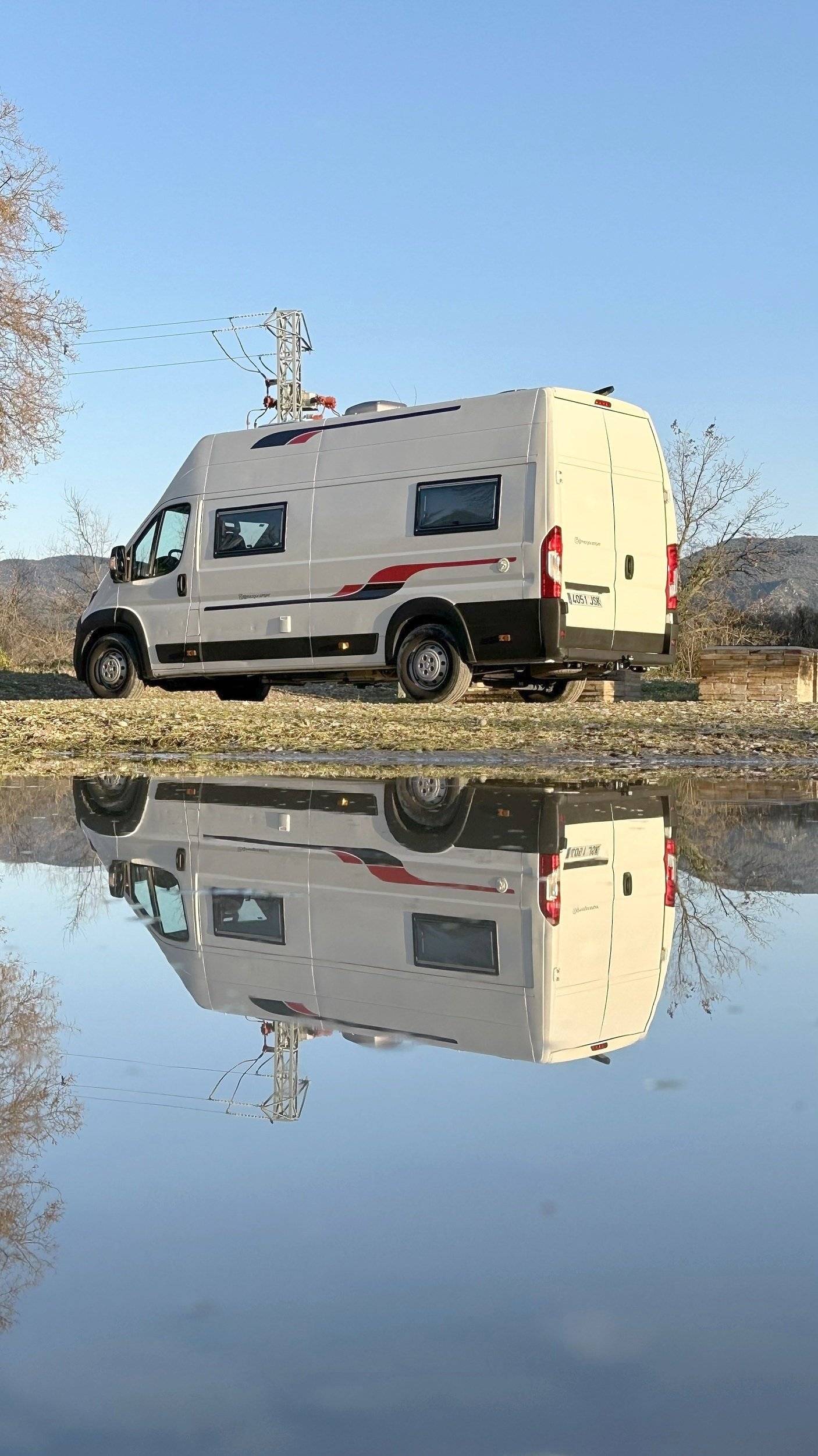 Vue avant de 3/4 Peugeot Boxer - Yescapa