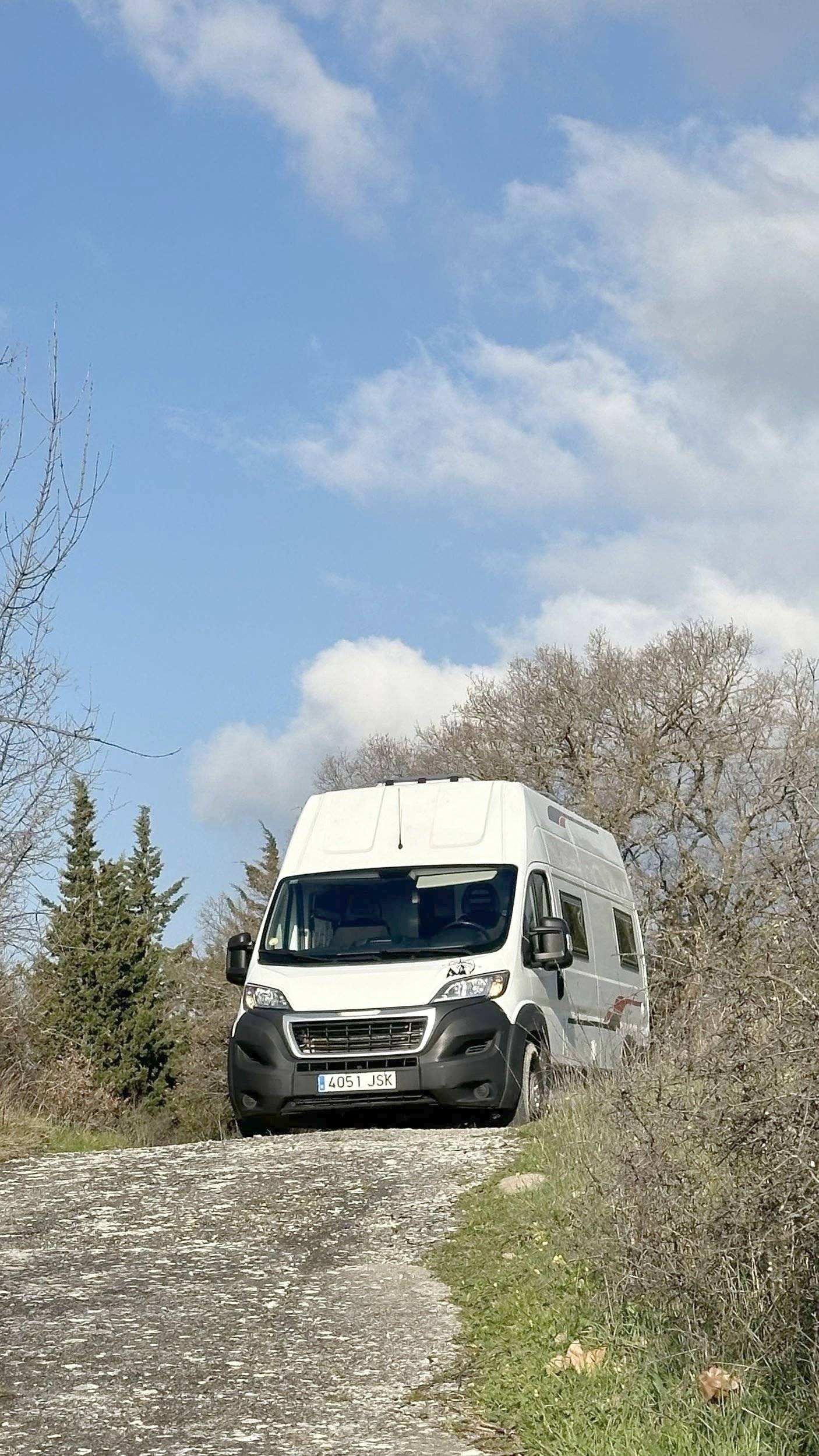 Vue avant de 3/4 Peugeot Boxer - Yescapa