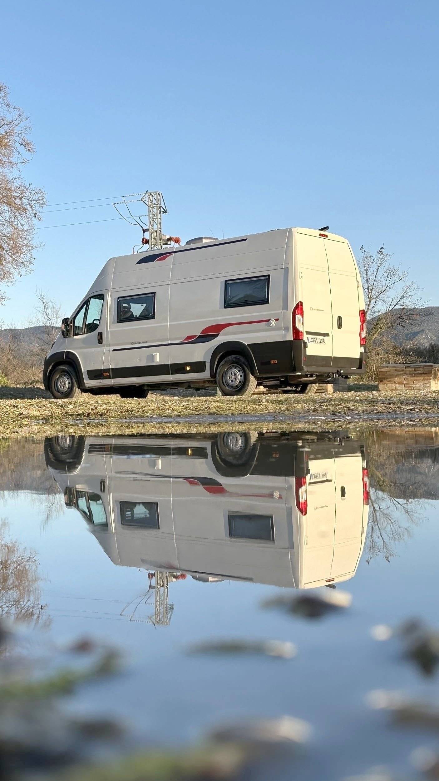 Vue avant de 3/4 Peugeot Boxer - Yescapa