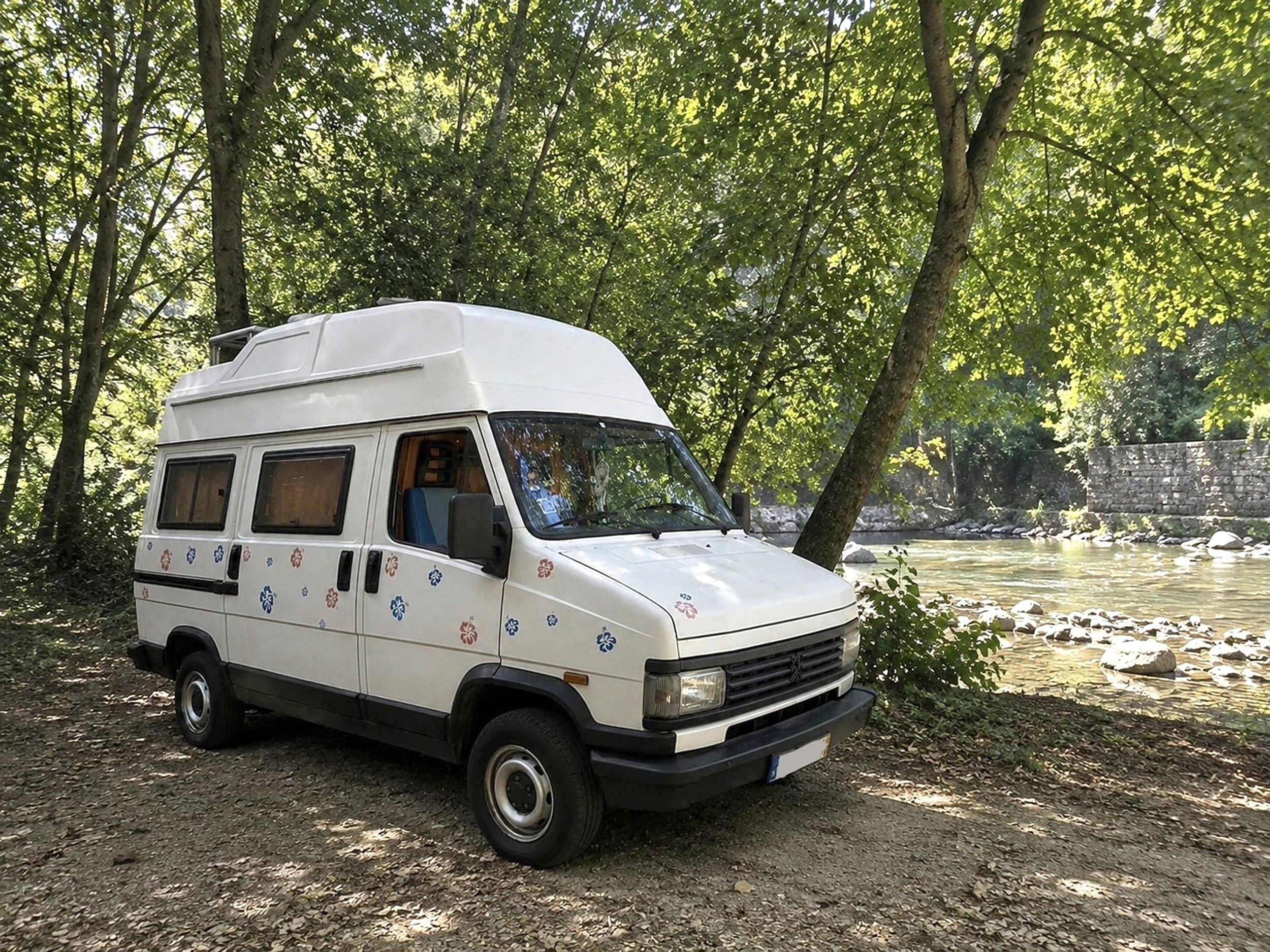 Vista del vehículo ángulo delantero Peugeot J5 - Yescapa