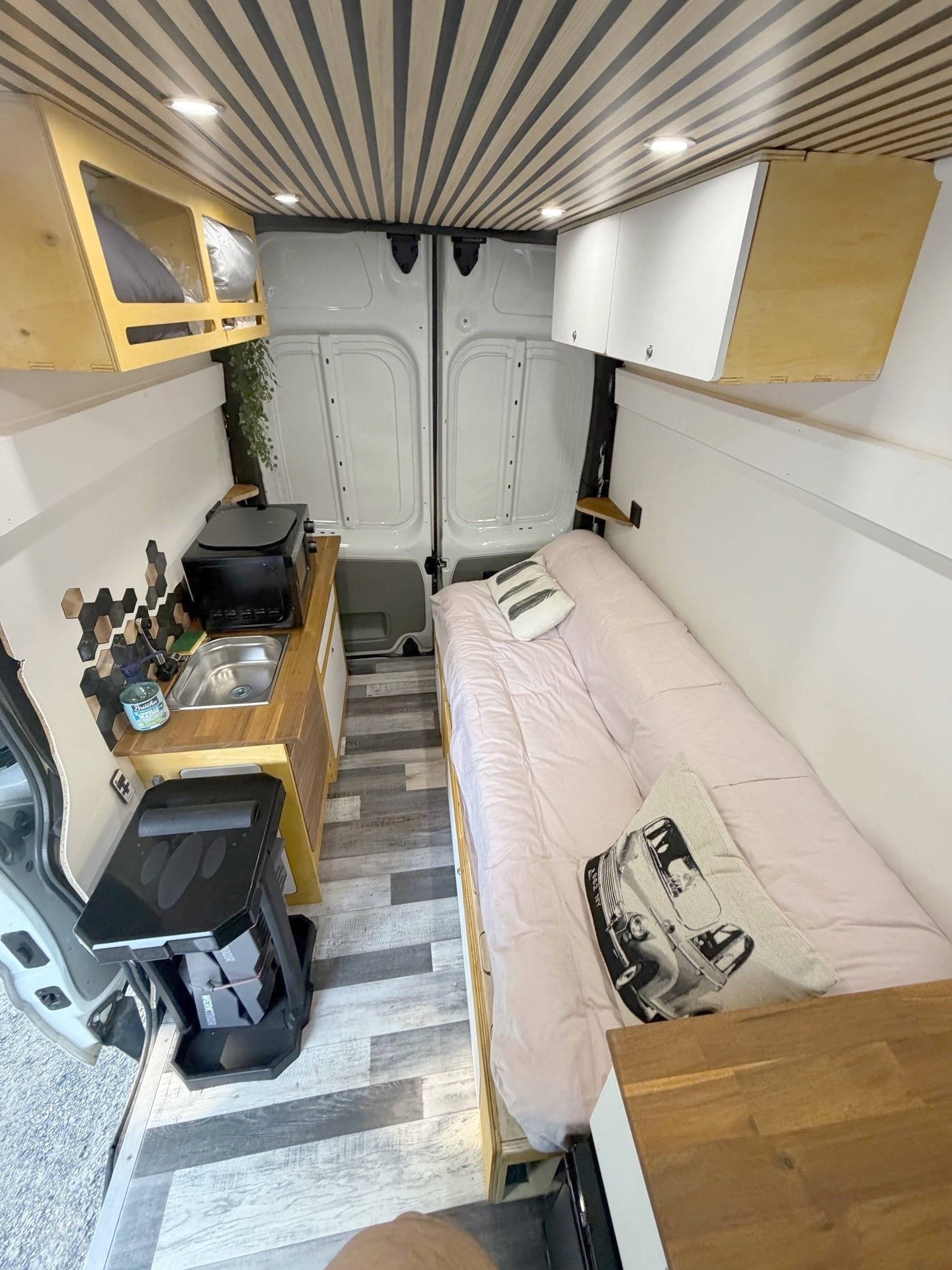 Dining Area Renault Trafic 2,0 l dCi 120 ch. - Yescapa