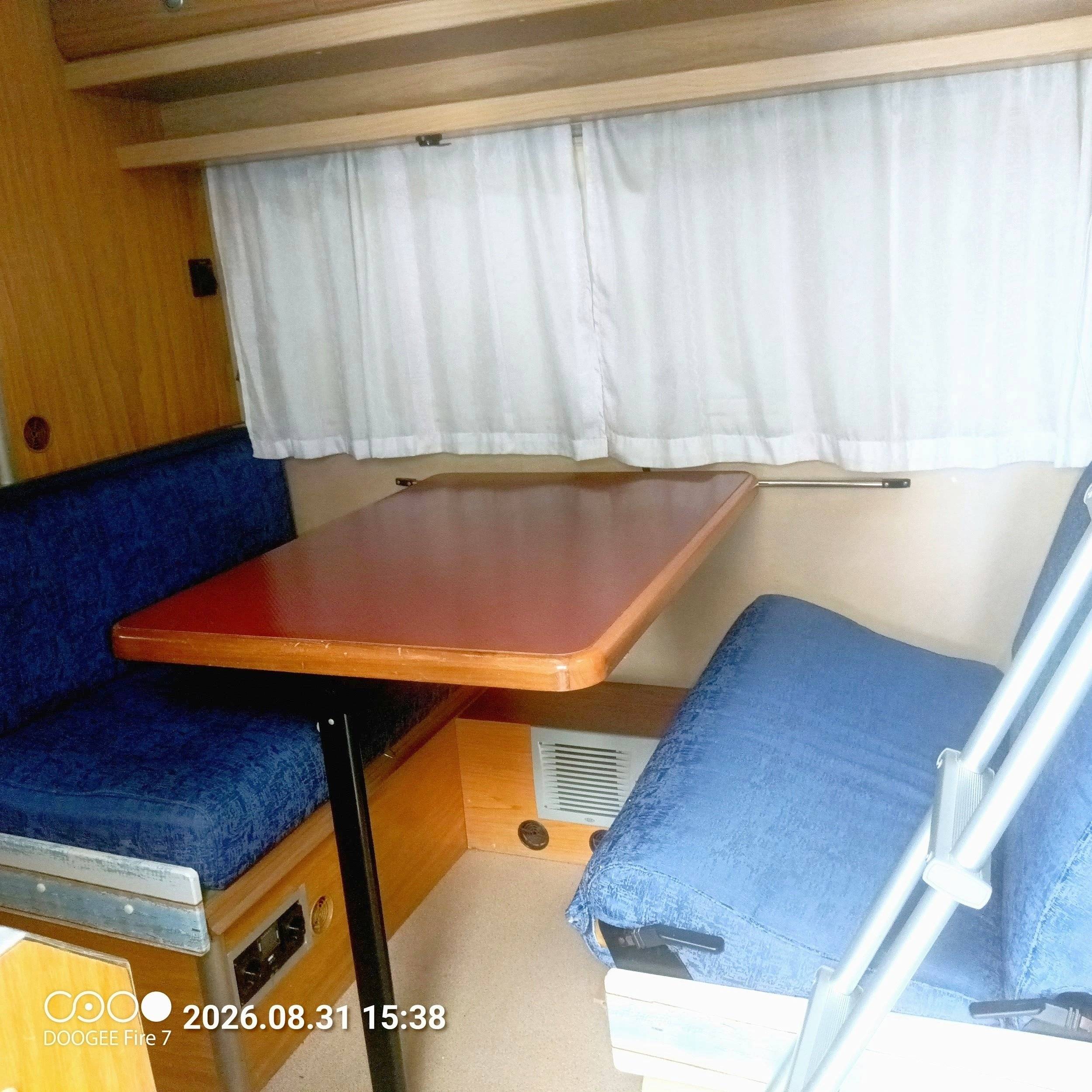 Dining Area Ford Transit 2.5 td 100 ch - Yescapa