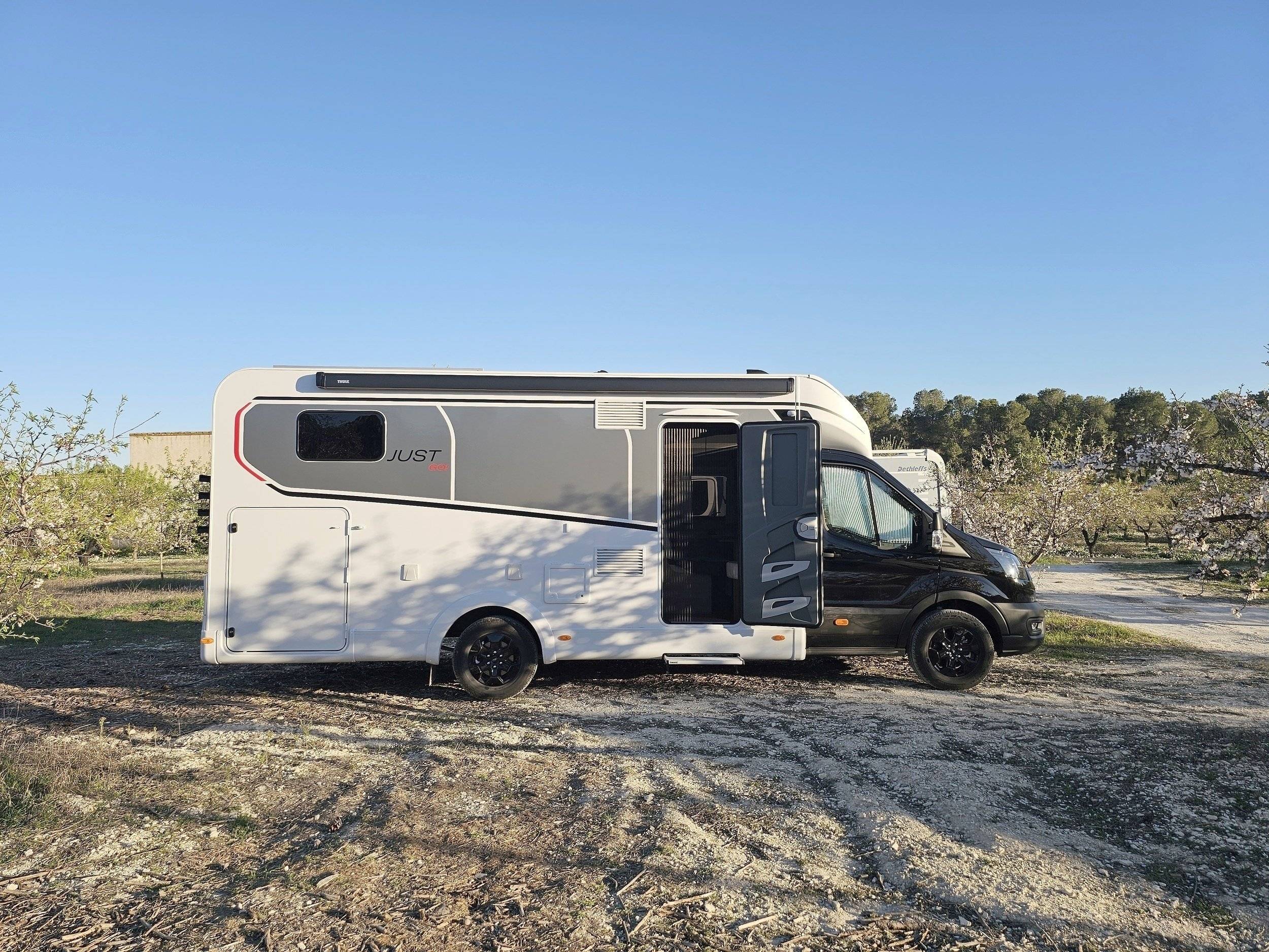 Front view from 3/4 Ford Ford Transit 165 CV - Yescapa