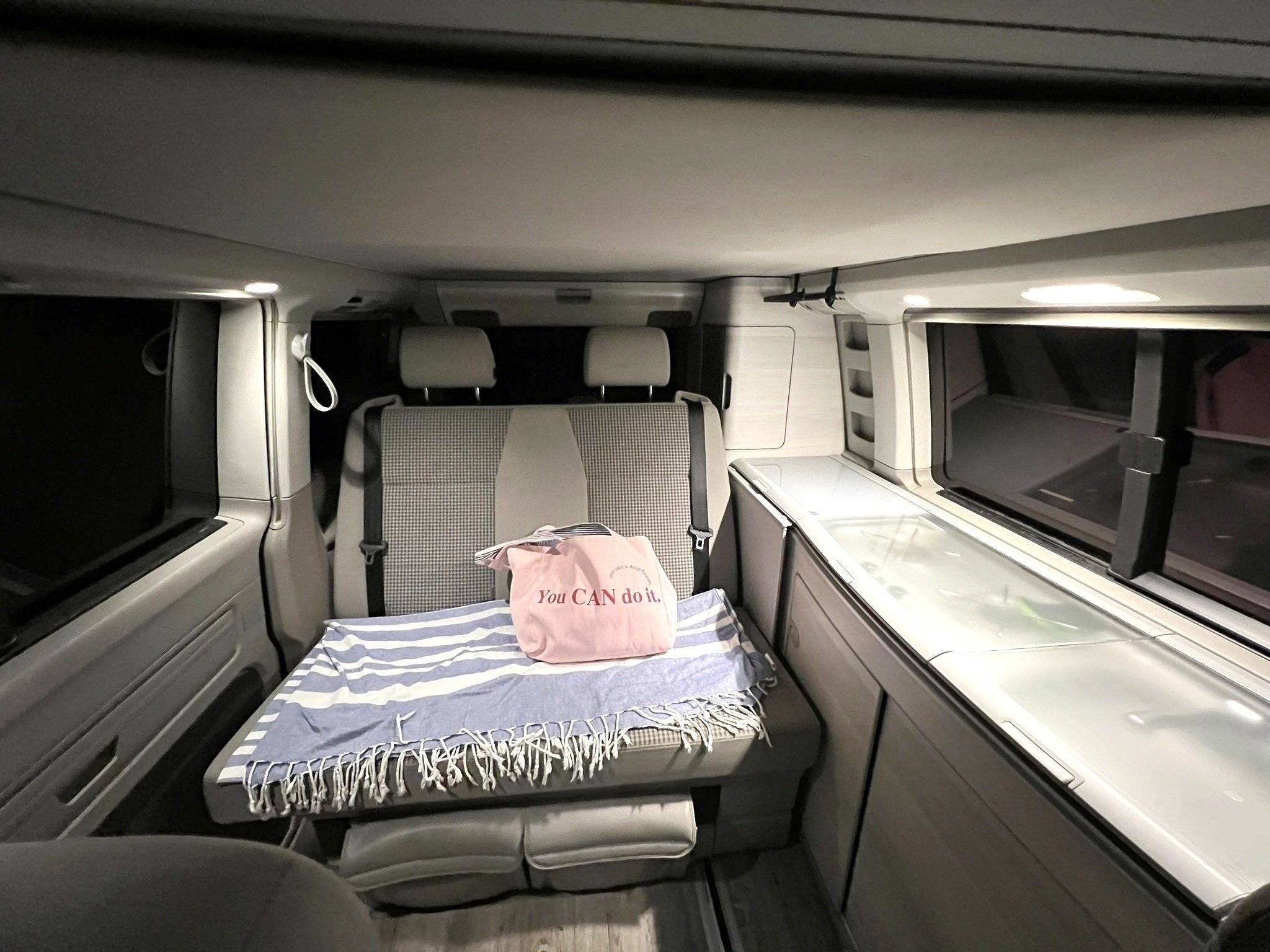 Dinette Volkswagen T6 California Coast - Yescapa