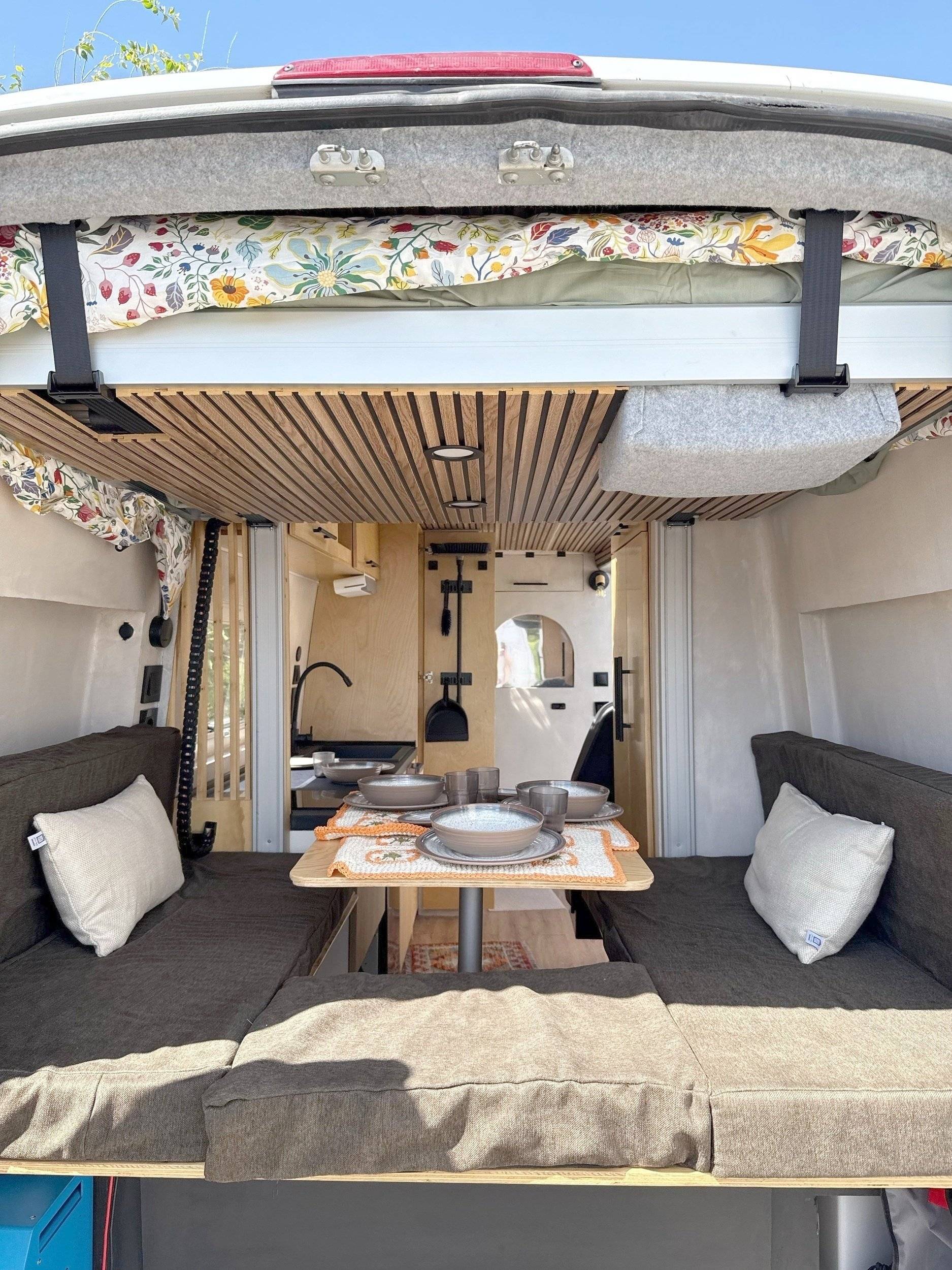 Dining Area Mercedes Mercedes - Yescapa