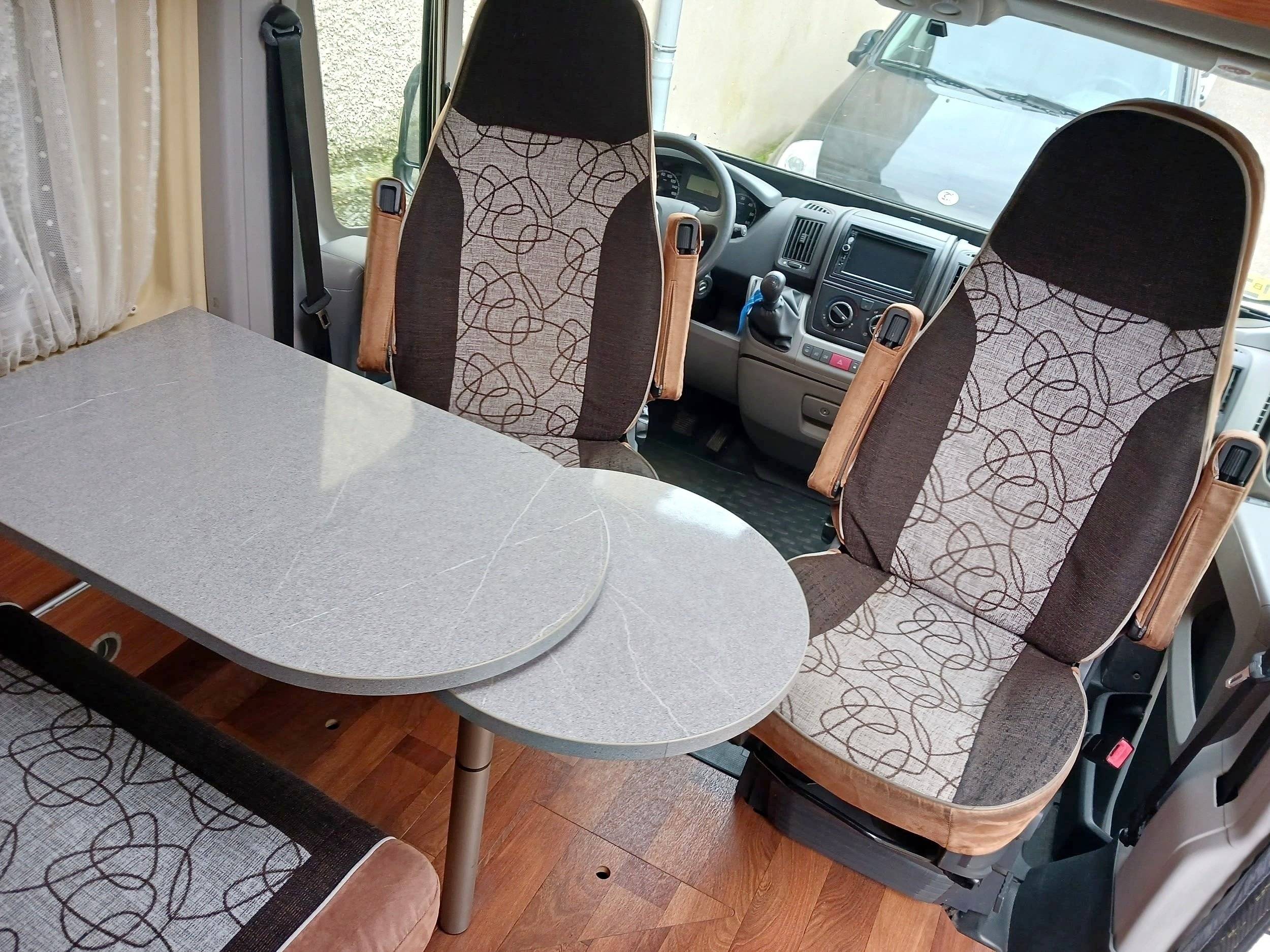 Dining Area Fiat Ducato 120 Multijet - Yescapa