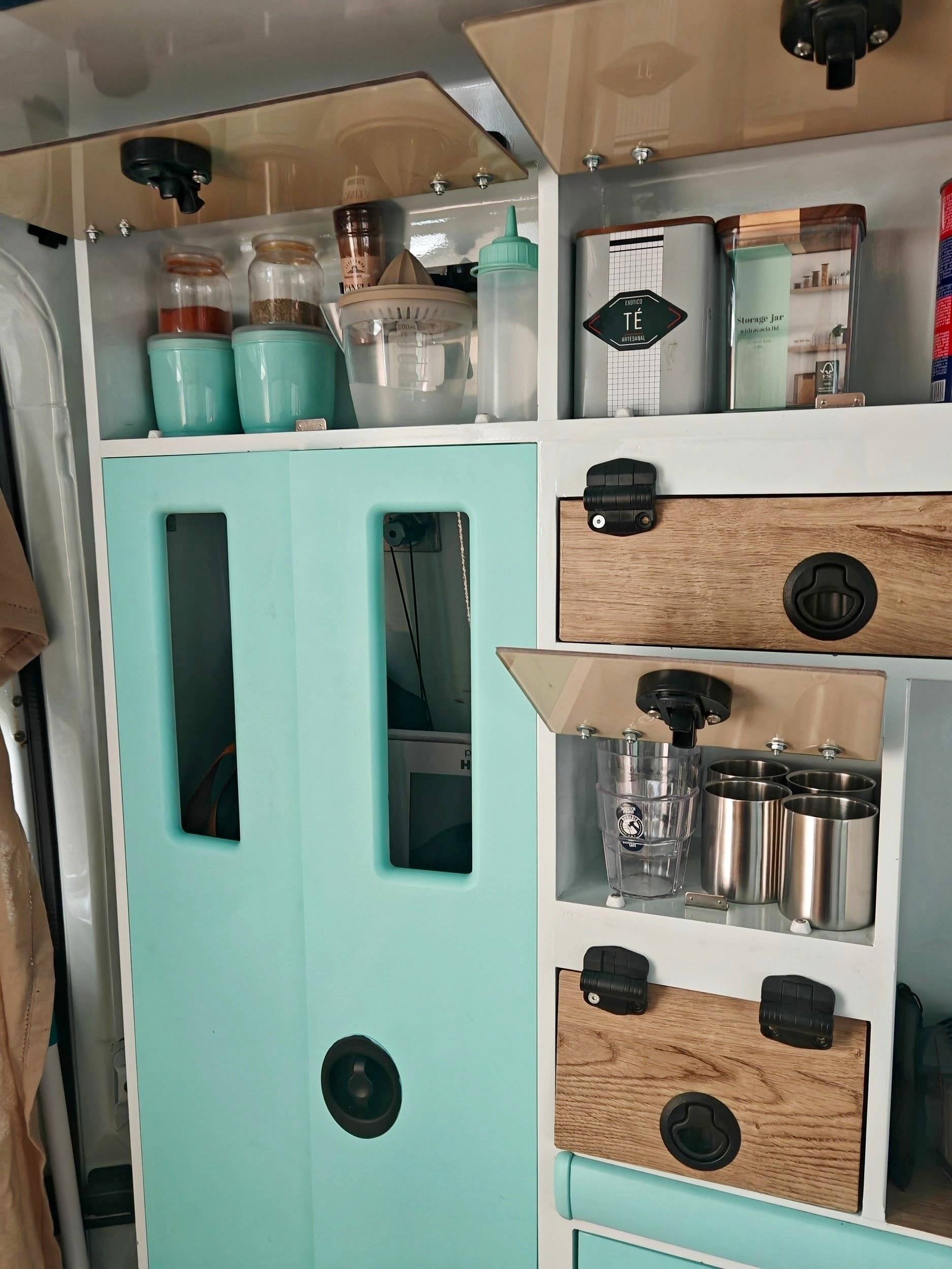 Vista frontale a ¾ Mercedes sprinter - Yescapa