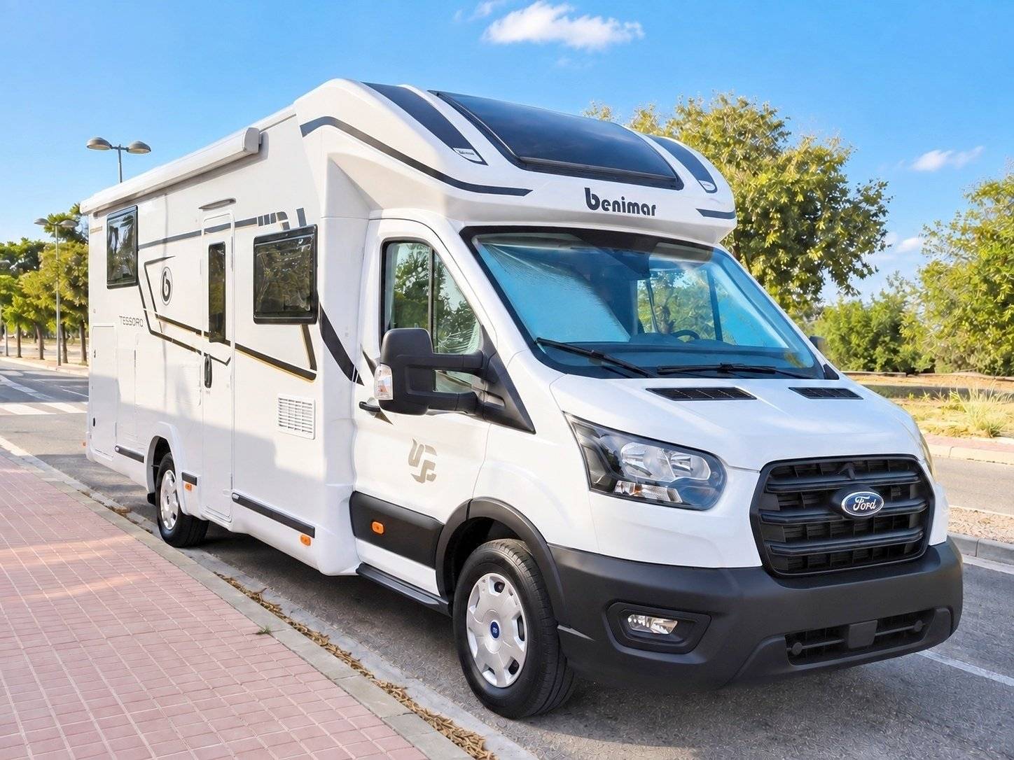 Front view from 3/4 Ford Transit 2.0 | 165 PS - Yescapa