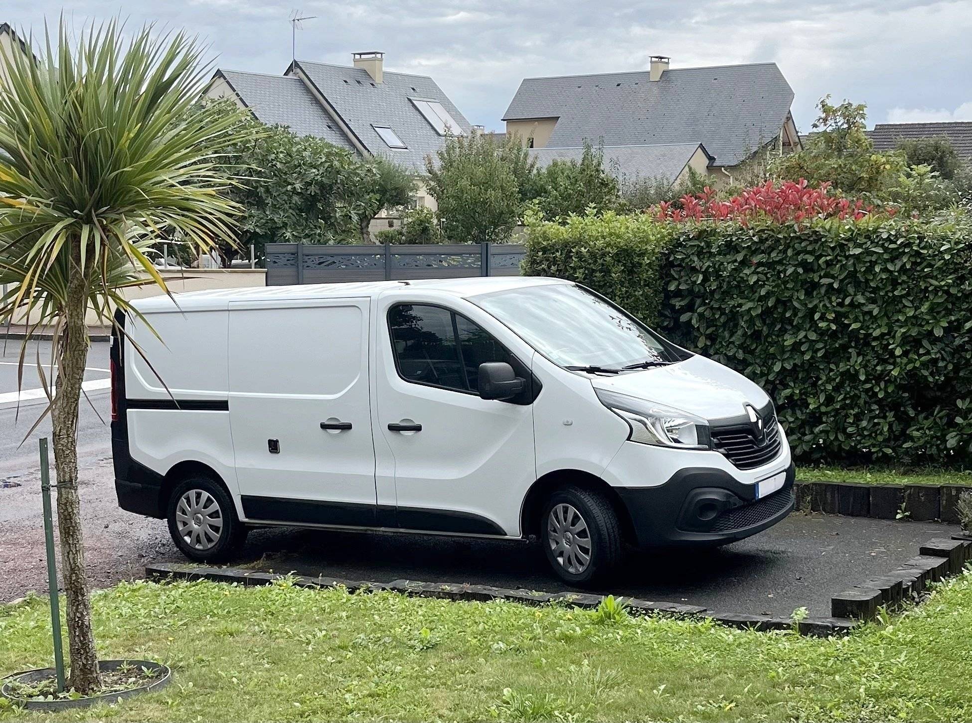 Vista frontale a ¾ Renault Trafic 3 L1H1 - Yescapa