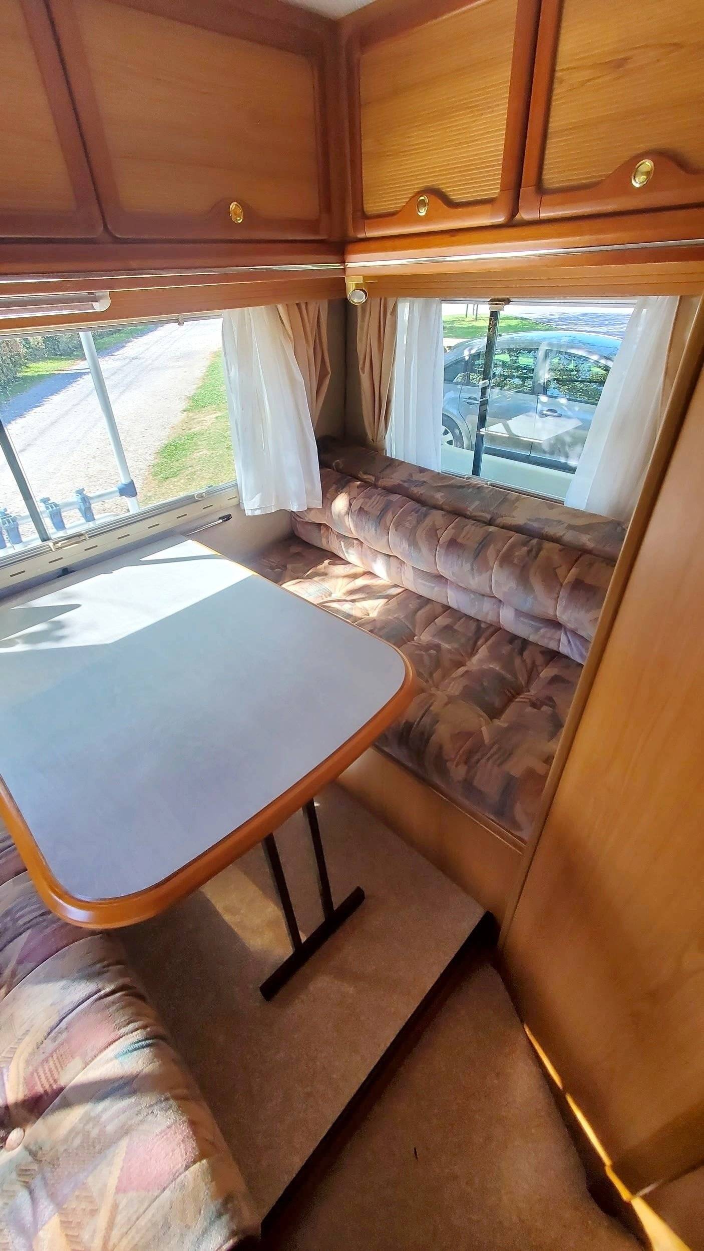 Dinette Ford Transit 2.5 td 100 ch - Yescapa