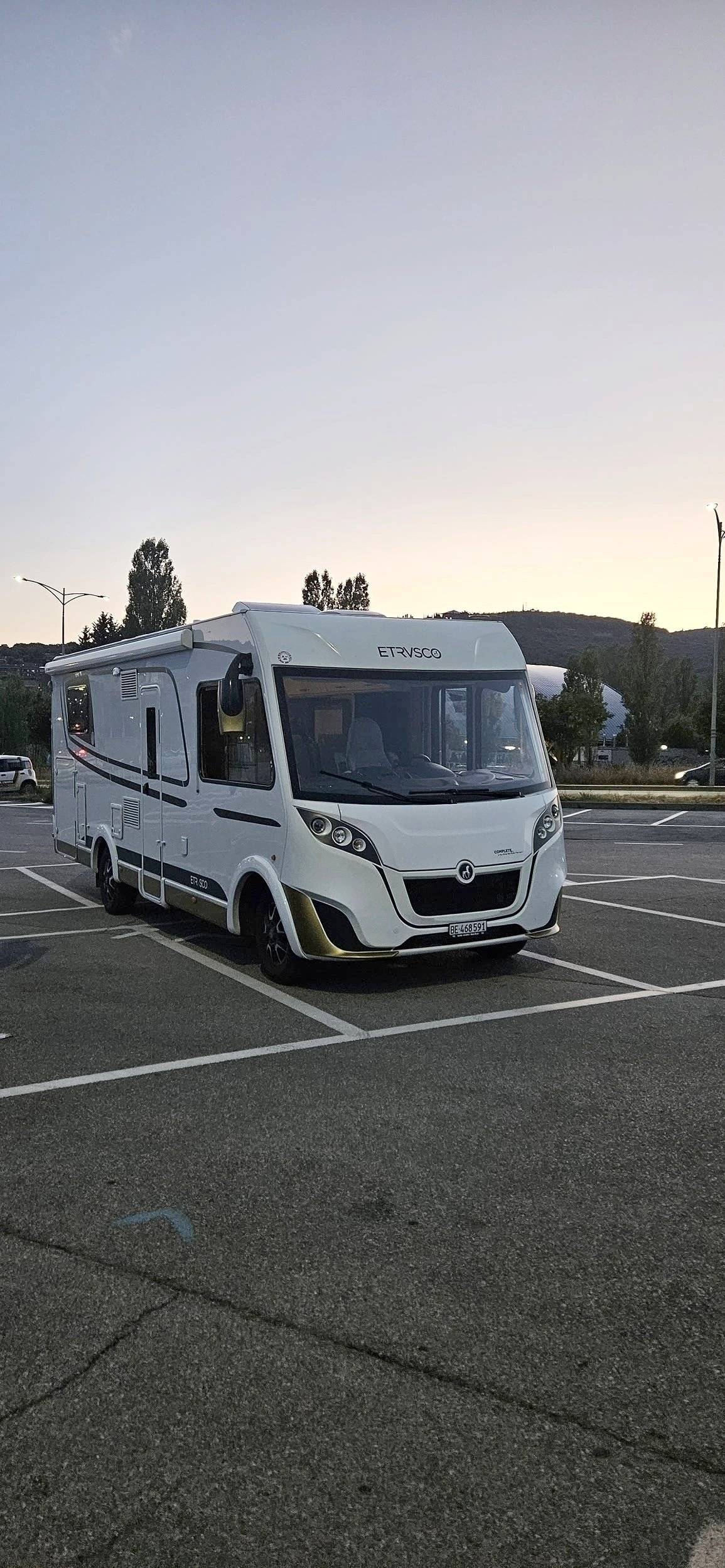 Front view from 3/4 Fiat Etrusco - Yescapa