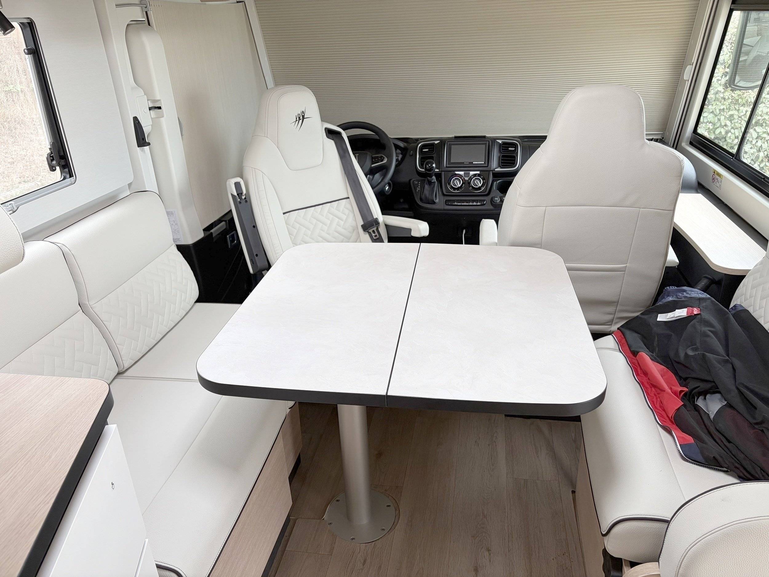 Área de jantar Fiat Ducato 2,3 l 180 ch - Yescapa