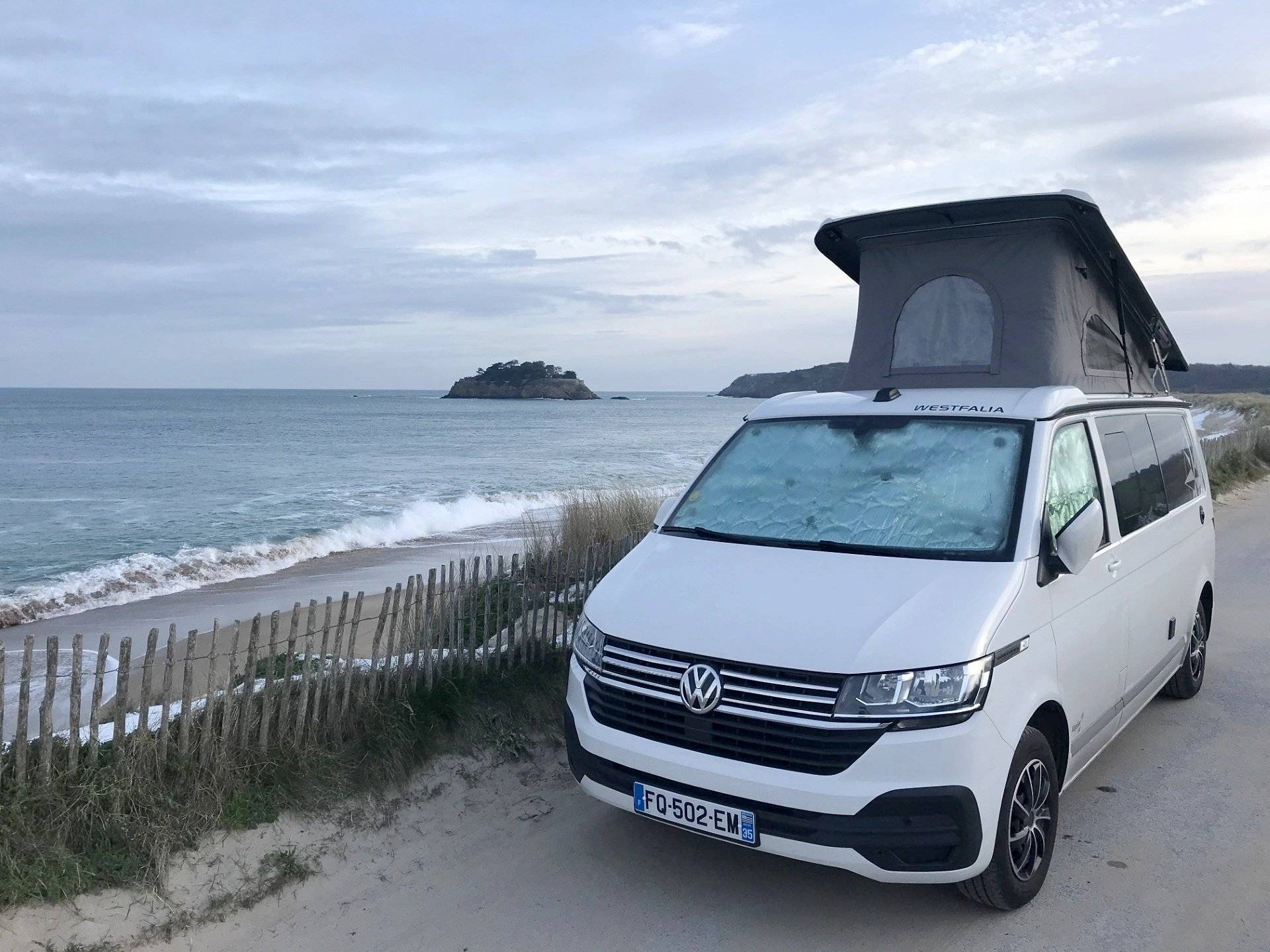 Front view from 3/4 Volkswagen T6.1  2 l TDI 150 ch - Yescapa