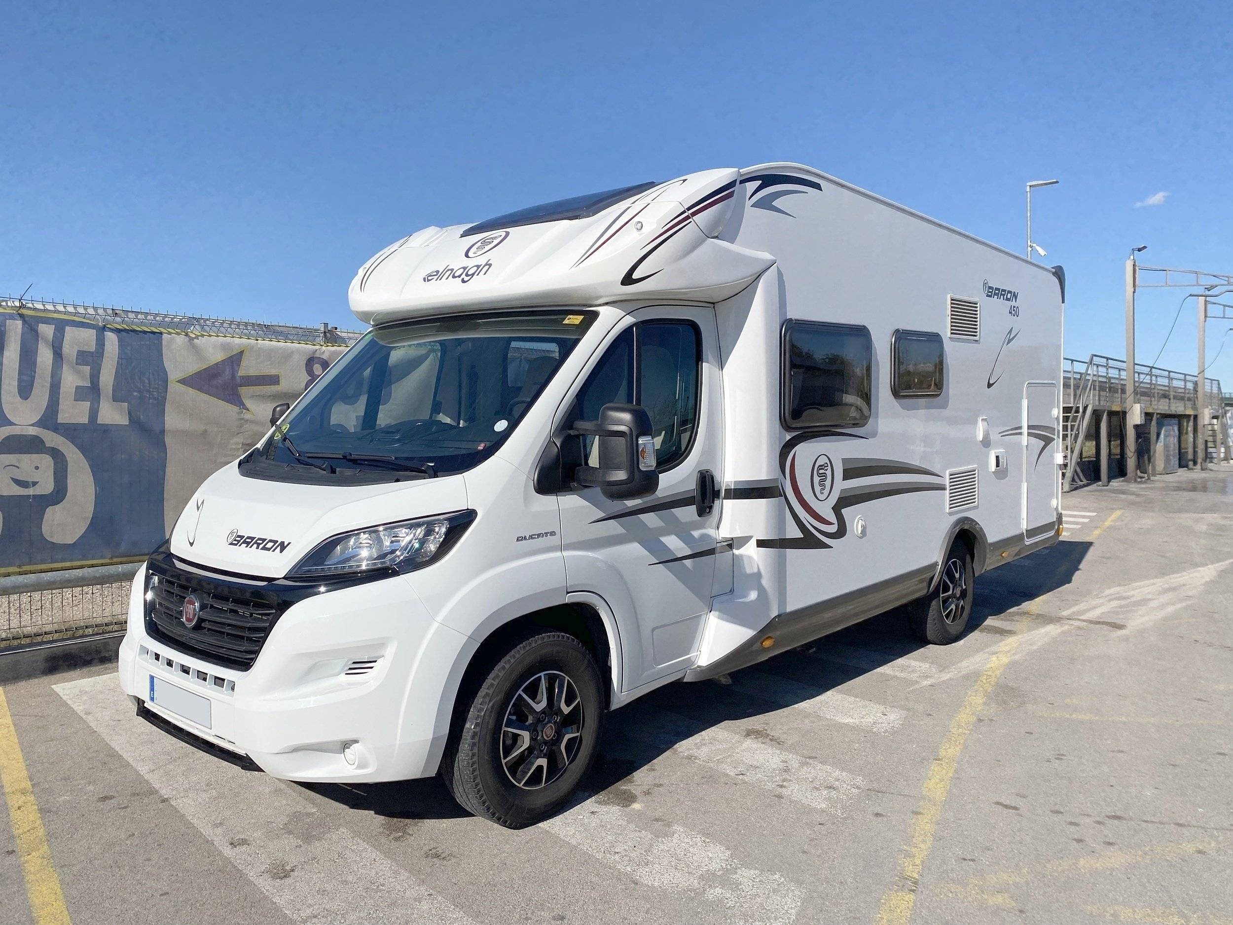 Vista del vehículo ángulo delantero Fiat 2,3 l 130 ch - Yescapa
