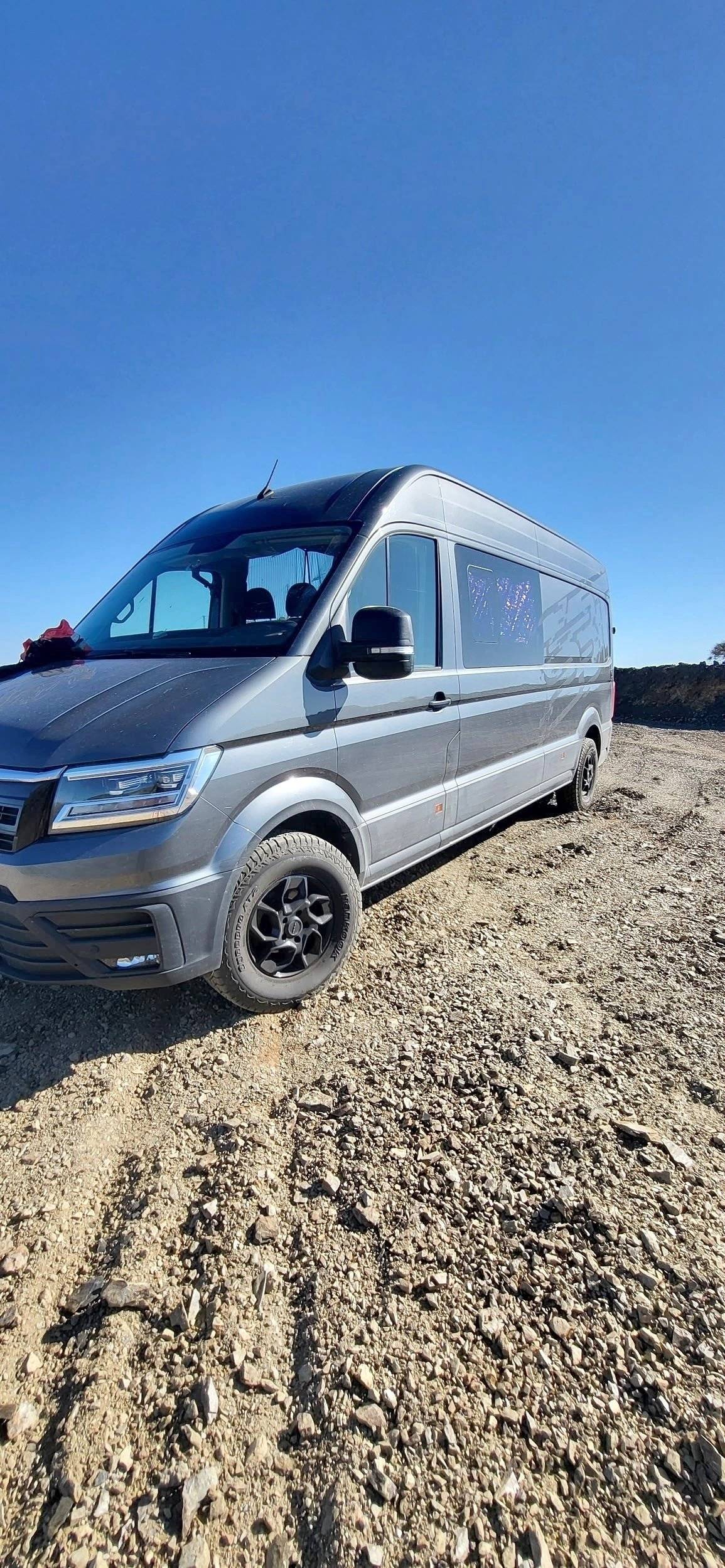 Vue avant de 3/4 Volkswagen Crafter 4x4 2 l 163 ch - Yescapa