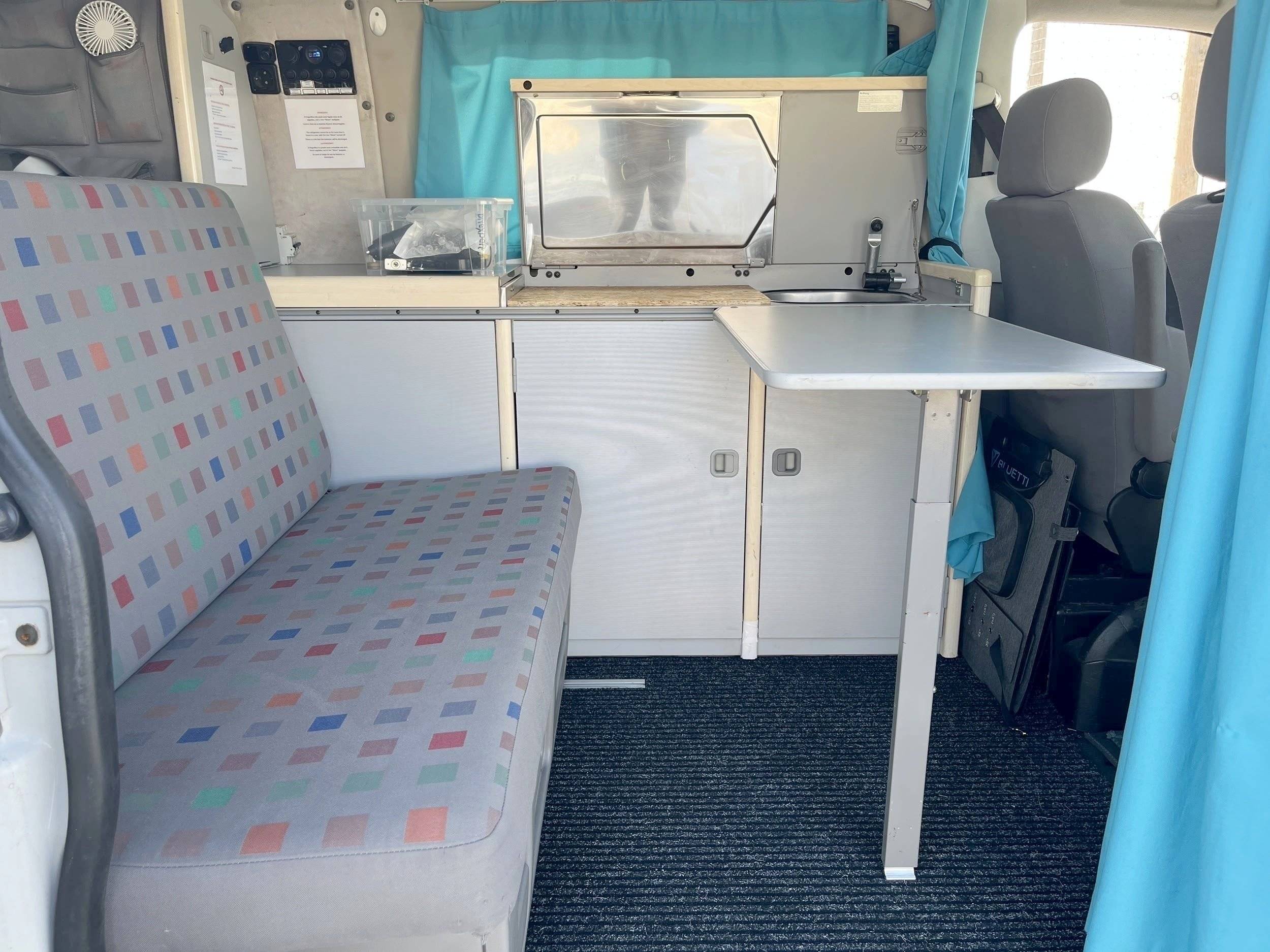 Coin repas Volkswagen T5 1,9 l 102 ch - Yescapa