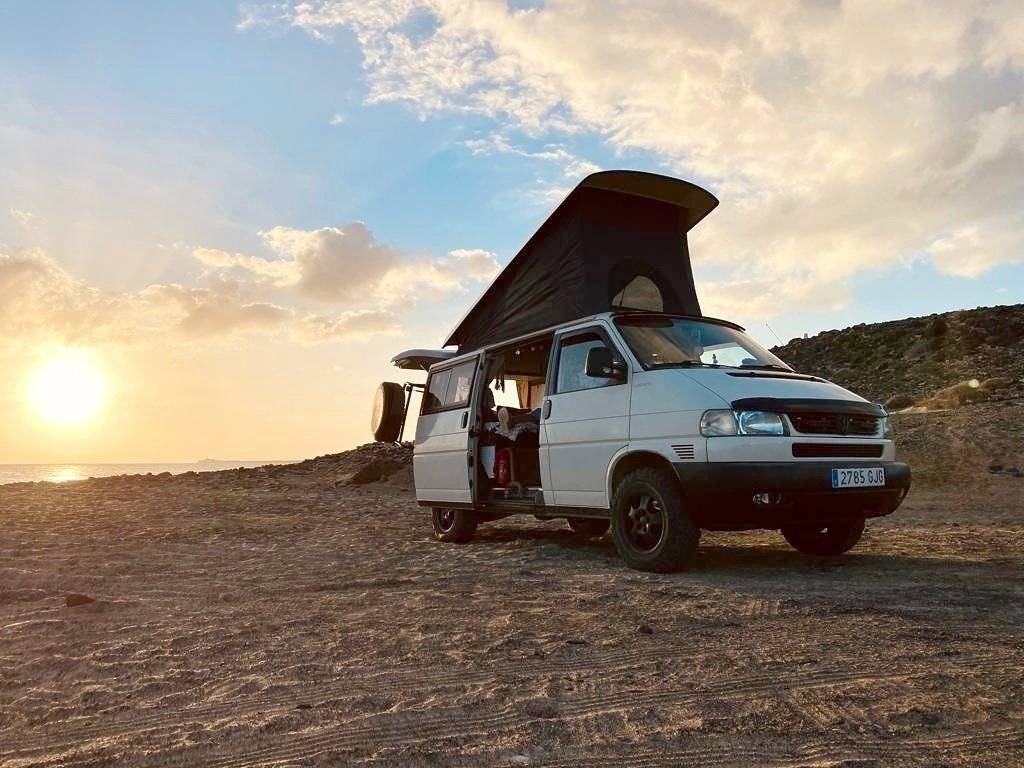schräge Vorderansicht Volkswagen California 4x4 T4 syncro 2.5 TDI - Yescapa