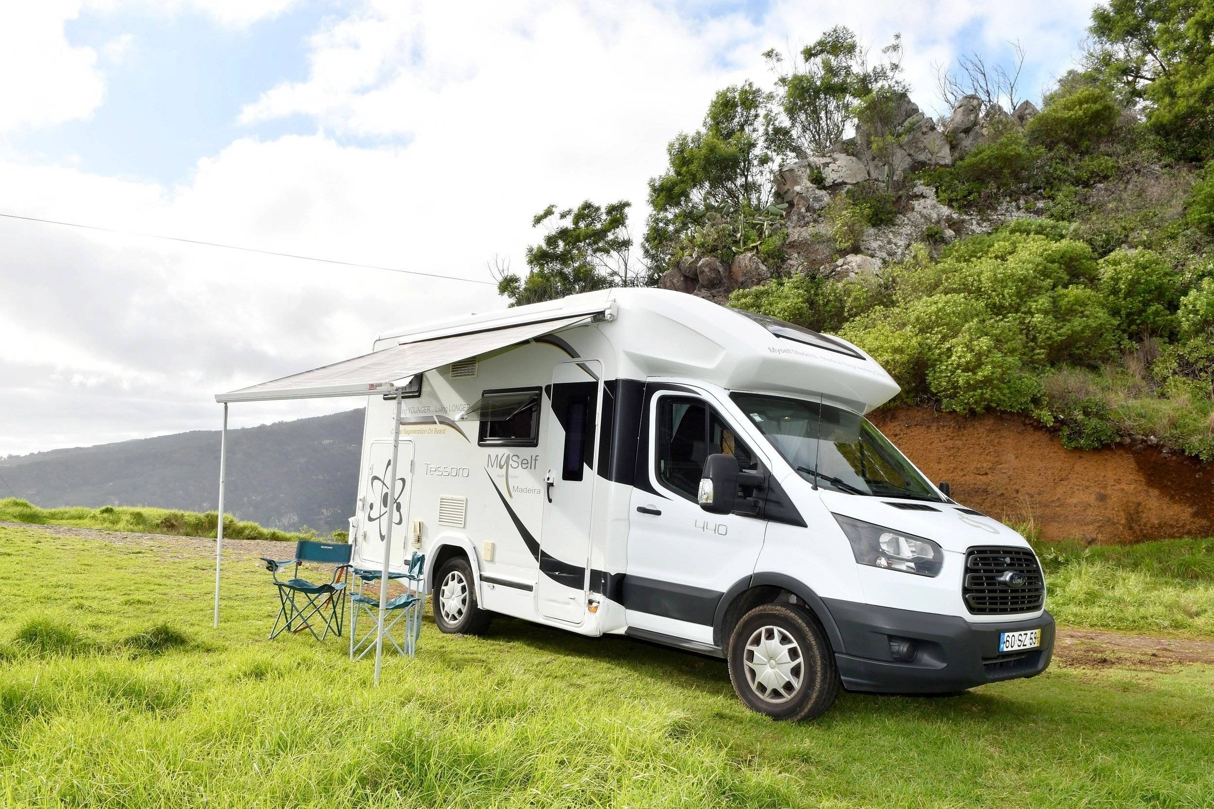 schräge Vorderansicht Ford Transit 2,0 l 155 ch - Yescapa