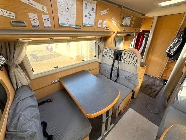 Dining Area Iveco - Yescapa