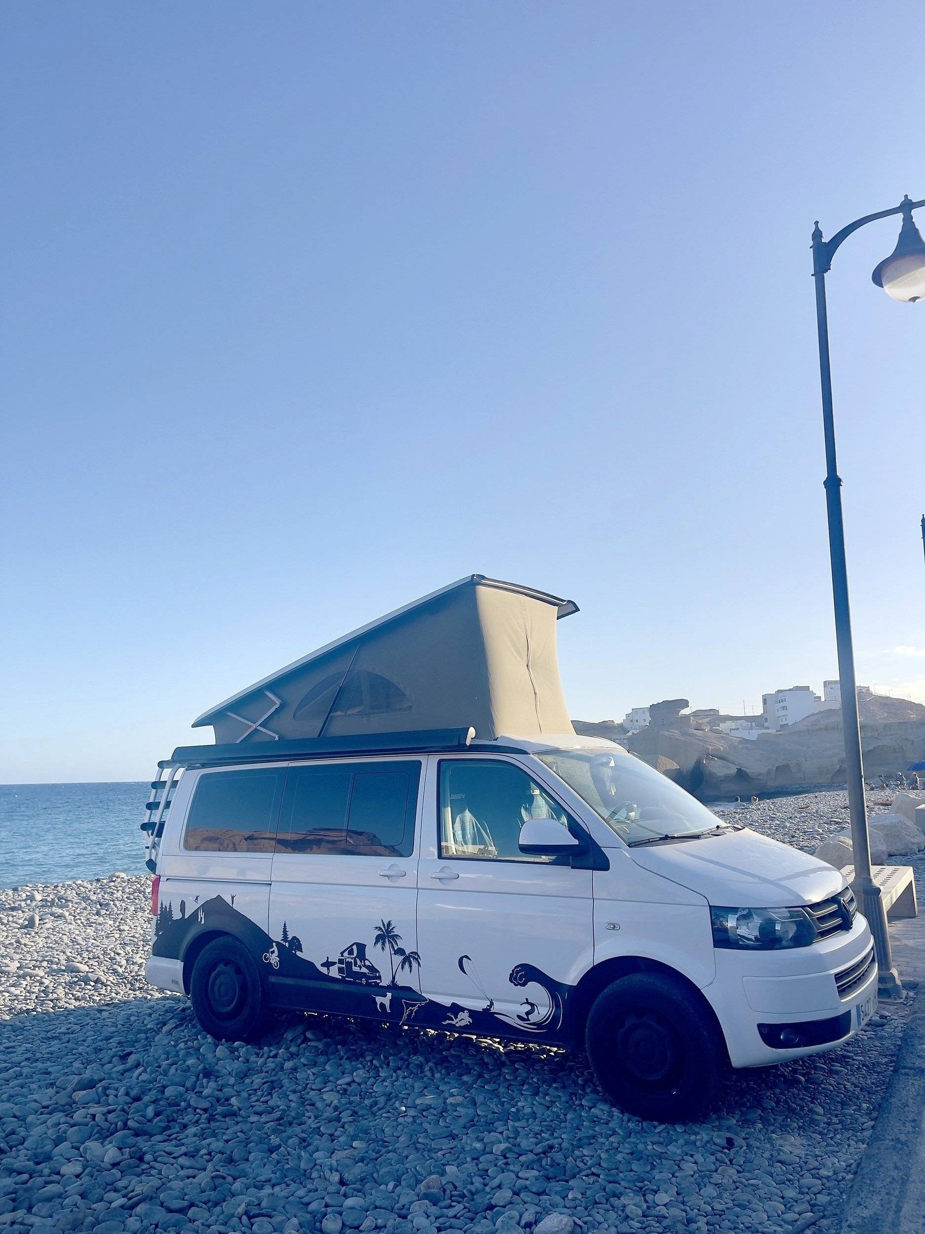 Front view from 3/4 Volkswagen California Beach Edition 140 CV - Yescapa