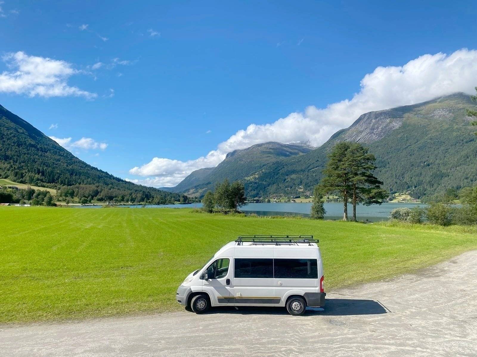 Vue avant de 3/4 Citroën Jumper 2,2l - Yescapa