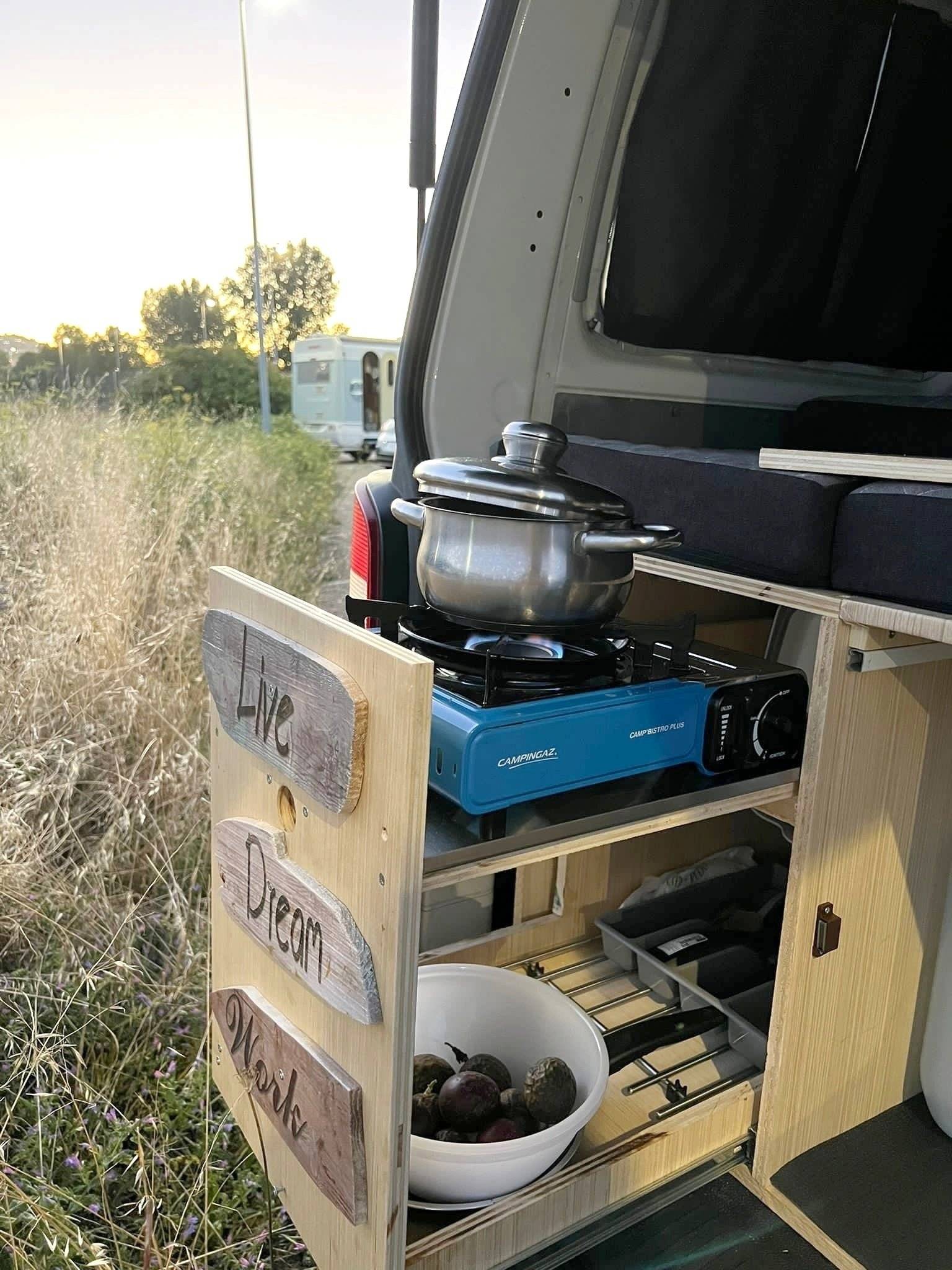 Kochnische Volkswagen Transporter 1.9 TDI - Yescapa