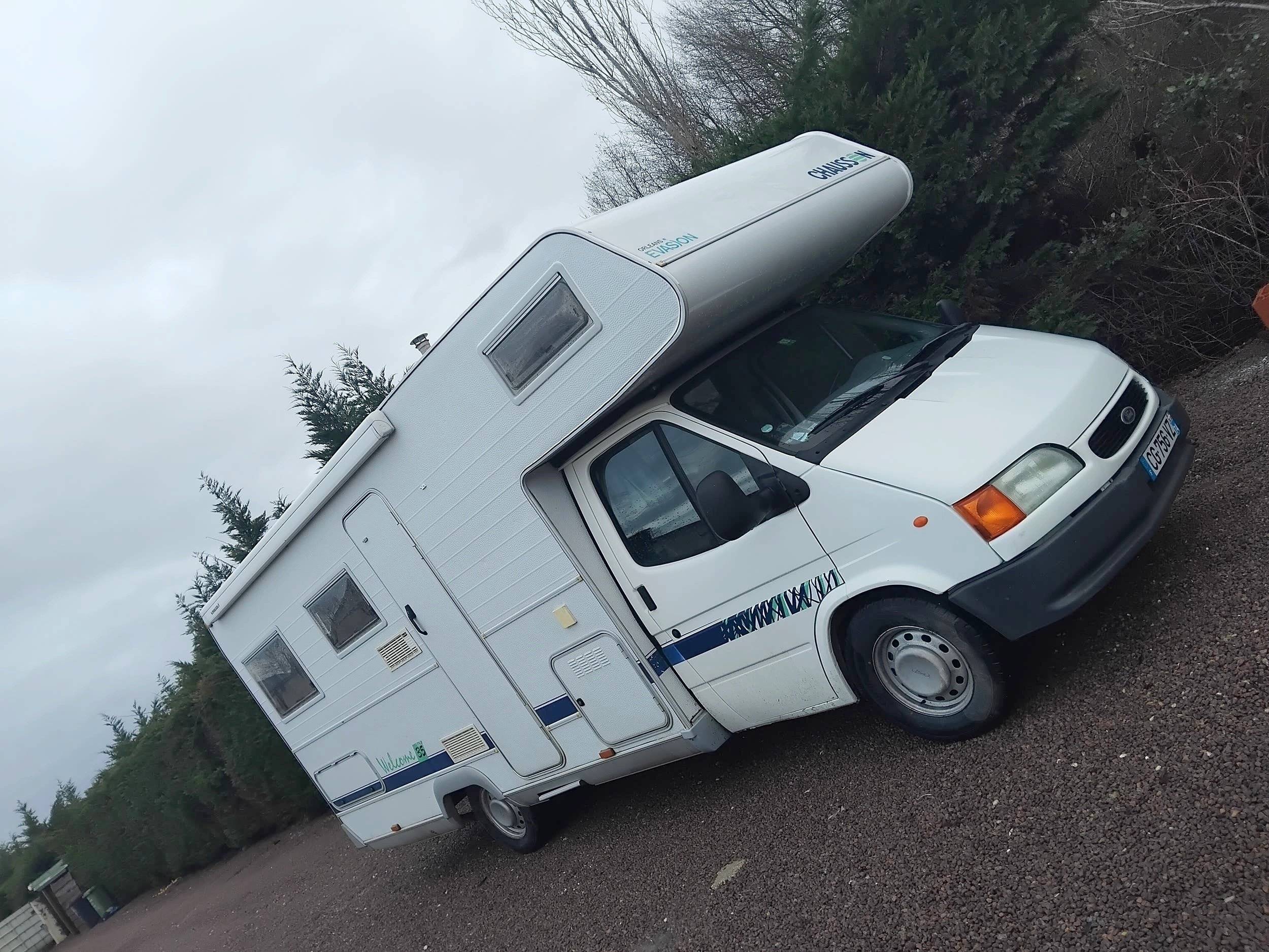 Voorkant 3/4 Ford Transit td - Yescapa