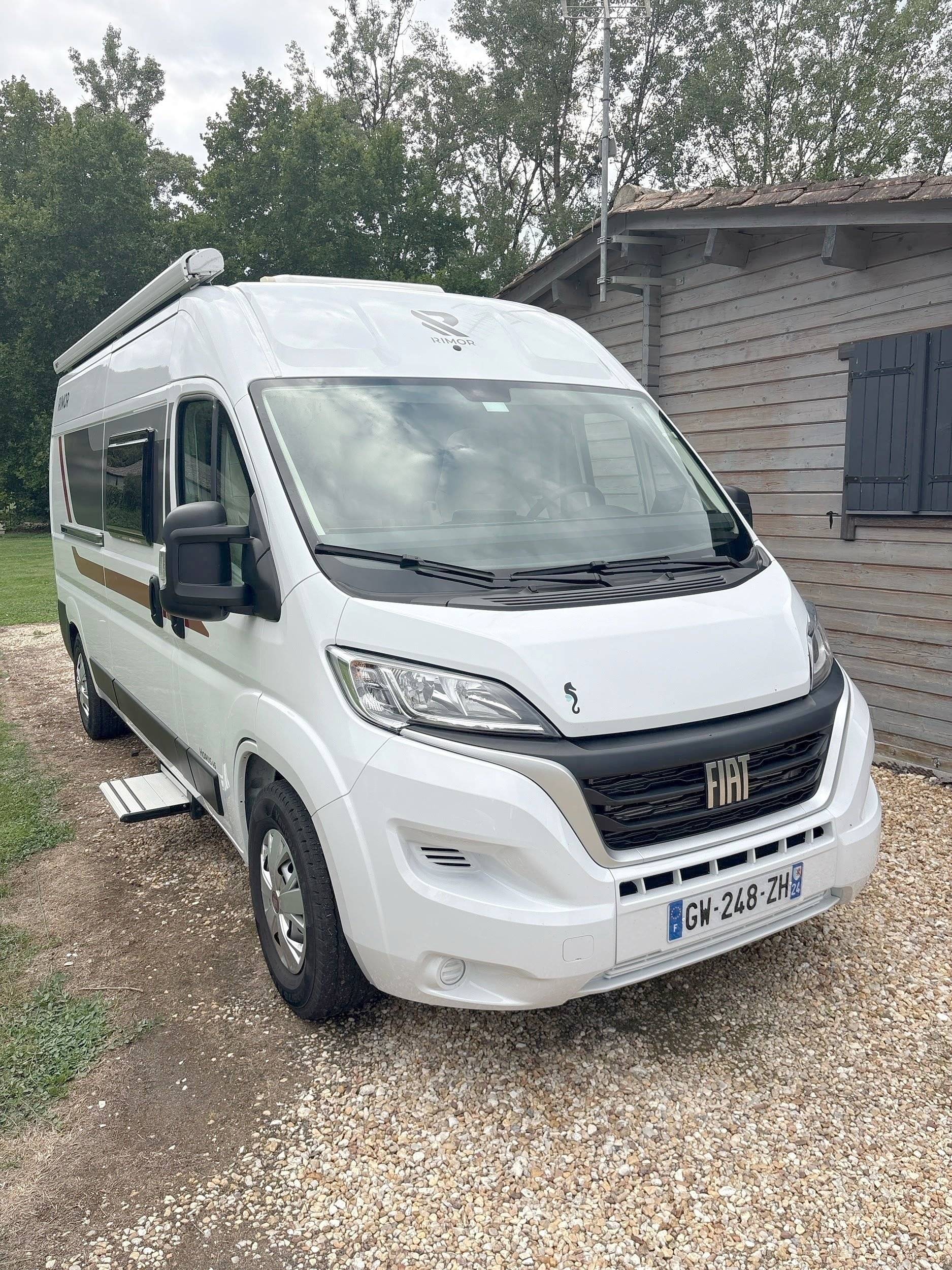 Vue avant de 3/4 Fiat Ducato 2,3 130 ch - Yescapa